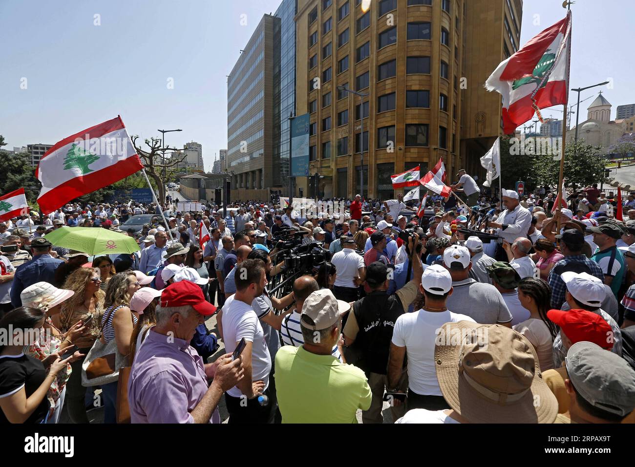 (190520) -- BEYROUTH, 20 mai 2019 -- des gens brandissent des drapeaux lors d'une manifestation dans le centre-ville de Beyrouth, au Liban, le 20 mai 2019. Un affrontement a eu lieu lundi entre manifestants et policiers à Beyrouth lors d'une manifestation organisée par des militaires retraités et d'autres employés du secteur public contre les mesures d'austérité proposées, ont rapporté les médias locaux. LIBAN-BEYROUTH-SECTEUR PUBLIC-MANIFESTATION BilalxJawich PUBLICATIONxNOTxINxCHN Banque D'Images