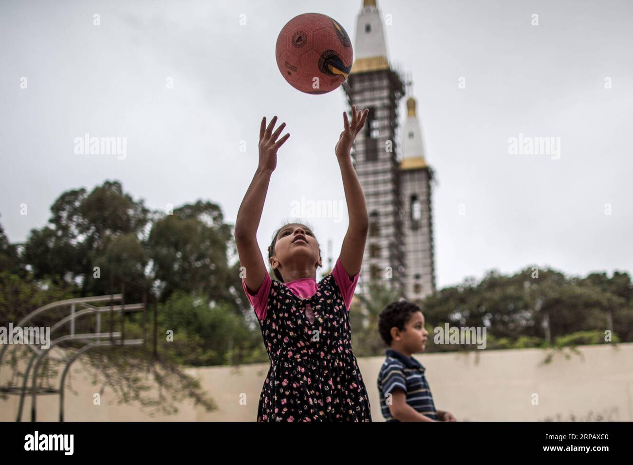 (190520) -- TRIPOLI, le 20 mai 2019 -- des enfants déplacés jouent dans une école où des dizaines de familles cherchent refuge après avoir fui leurs maisons, à Tripoli, en Libye, le 20 mai 2019. La Libye souffre de l'escalade de la violence et de l'instabilité politique depuis la chute du défunt dirigeant Mouammar Kadhafi en 2011. LIBYE-TRIPOLI-PERSONNES DÉPLACÉES AmruxSalahuddien PUBLICATIONxNOTxINxCHN Banque D'Images