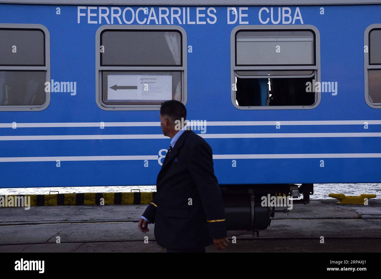 (190521) -- LA HAVANE, le 21 mai 2019 -- un membre du personnel passe devant les voitures de tourisme chinoises à la Havane, Cuba, le 20 mai 2019. Intenses et bleues, comme le ciel cubain brillant, sont les voitures particulières chinoises qui seront bientôt mises en service dans le cadre d un programme ambitieux et coûteux de modernisation du système ferroviaire cubain. L’île vient de recevoir les 56 premières voitures, d’un lot de 240 qu’elle a acquises avec un crédit chinois, payable dans 15 ans, et arrivera à la Havane au rythme de 80 chaque année de 2019 à 2021. C’est la première fois en 44 ans que Cuba reçoit de nouveaux wagons de chemin de fer. Avant Banque D'Images