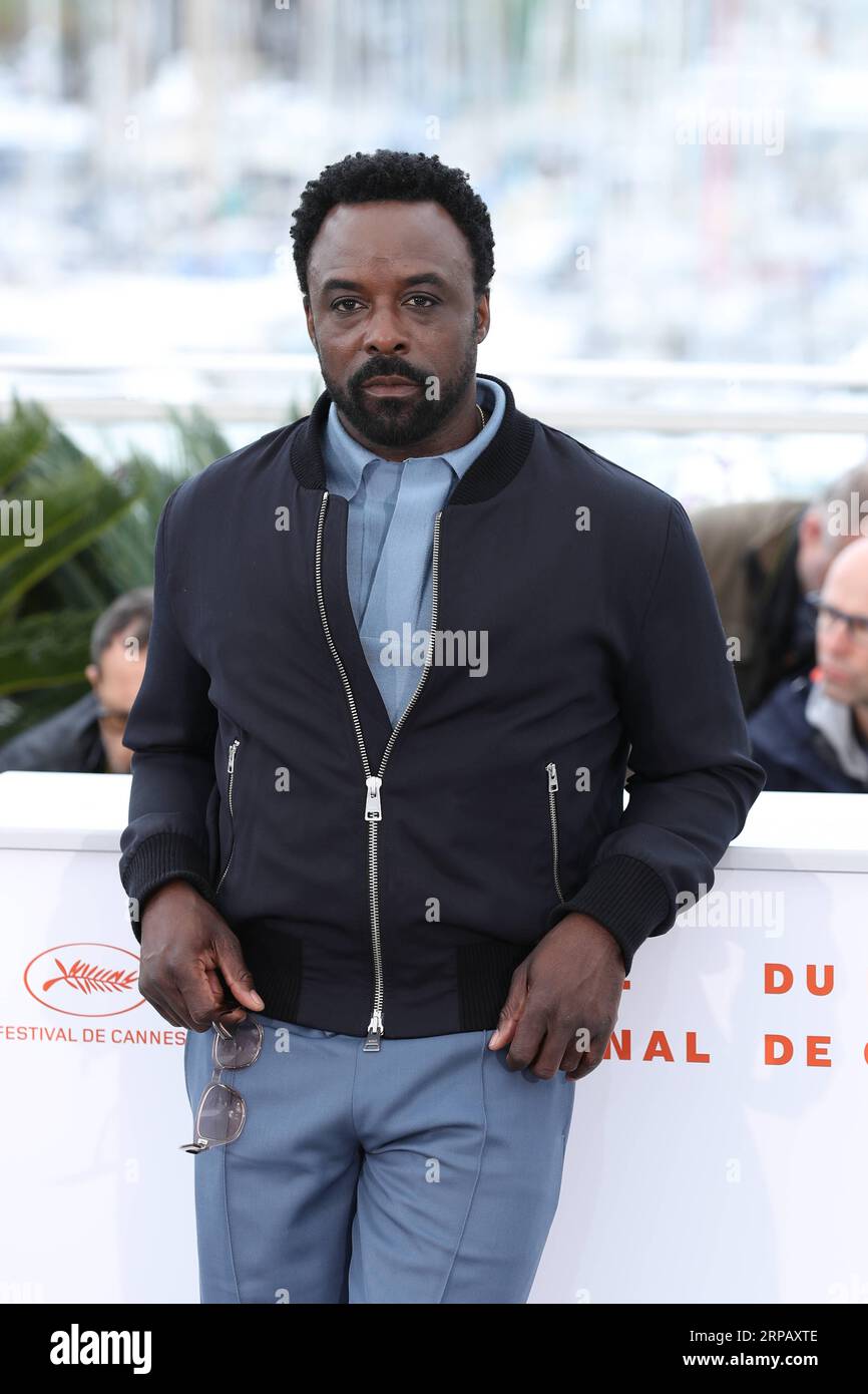 (190521) -- CANNES, 21 mai 2019 (Xinhua) -- l'acteur Ariyon Bakare pose lors d'un photocall pour le film Frankie au 72e Festival de Cannes à Cannes, France, le 21 mai 2019. Le réalisateur américain ira Sachs Frankie disputera la Palme d or au 72e Festival de Cannes. (Xinhua/Zhang Cheng) FRANCE-CANNES-FILM FESTIVAL PUBLICATIONxNOTxINxCHN Banque D'Images