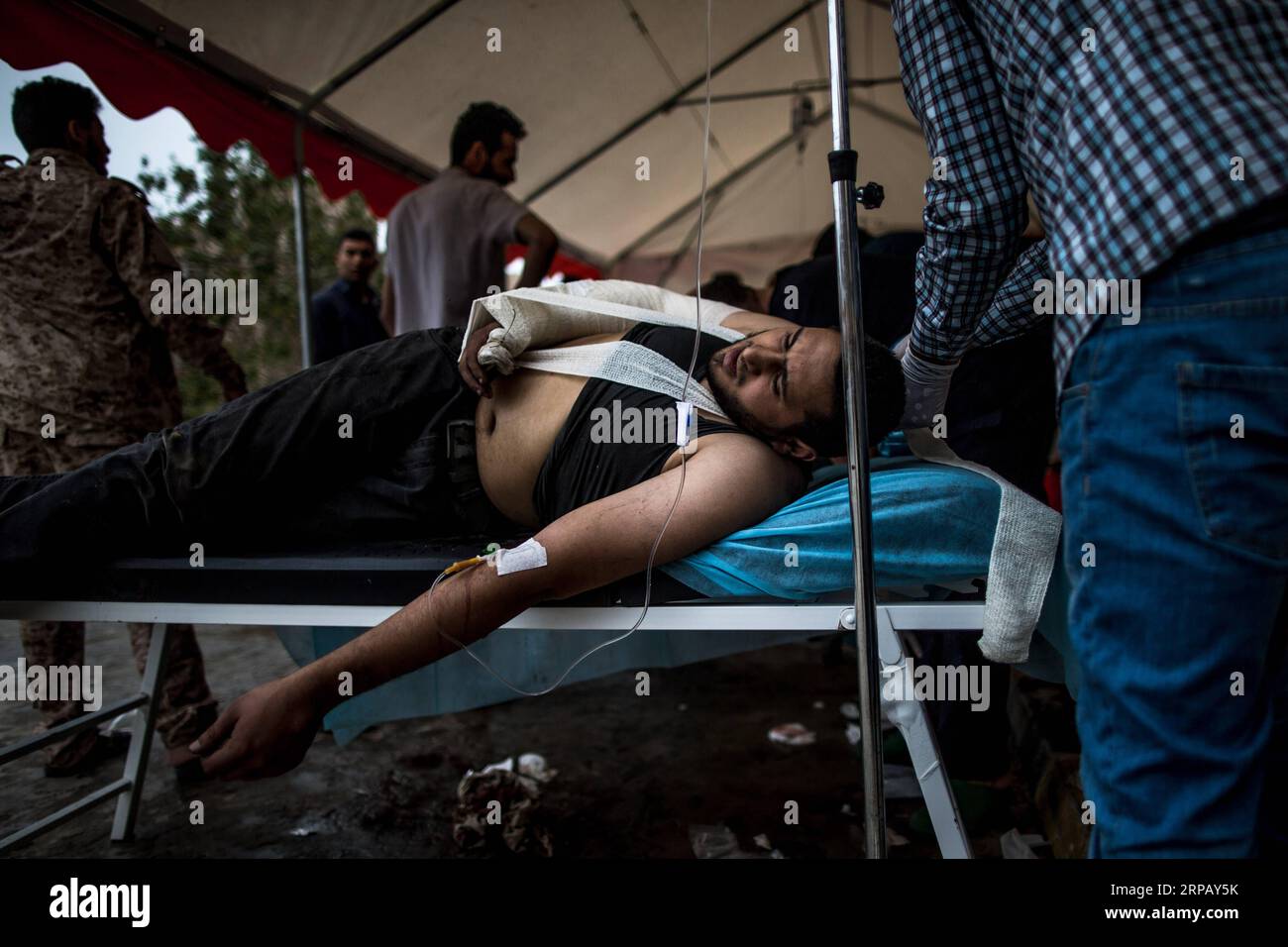 (190521) -- TRIPOLI, le 21 mai 2019 -- Un combattant gouvernemental blessé soutenu par l'ONU est soigné dans un hôpital de campagne à Salah Al-DIN, en première ligne à Tripoli, en Libye, le 21 mai 2019. Le haut envoyé de l'ONU pour la Libye a averti mardi que le pays arabe est au bord d'une guerre civile qui pourrait conduire à une division permanente. LIBYE-TRIPOLI-CONFLIT AmruxSalahuddien PUBLICATIONxNOTxINxCHN Banque D'Images