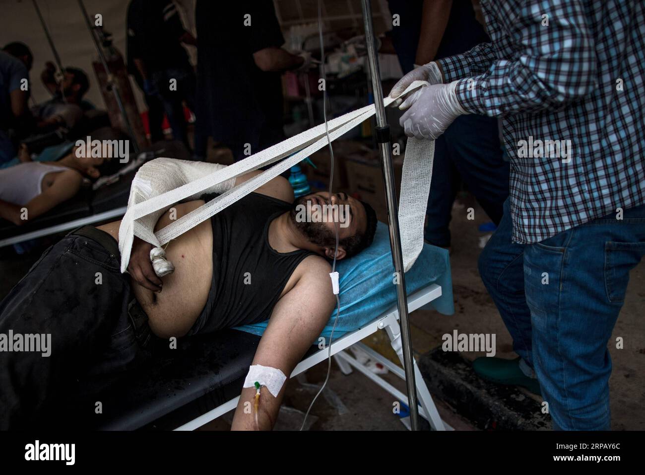 (190521) -- TRIPOLI, le 21 mai 2019 -- Un combattant gouvernemental blessé soutenu par l'ONU est soigné dans un hôpital de campagne à Salah Al-DIN, en première ligne à Tripoli, en Libye, le 21 mai 2019. Le haut envoyé de l'ONU pour la Libye a averti mardi que le pays arabe est au bord d'une guerre civile qui pourrait conduire à une division permanente. LIBYE-TRIPOLI-CONFLIT AmruxSalahuddien PUBLICATIONxNOTxINxCHN Banque D'Images