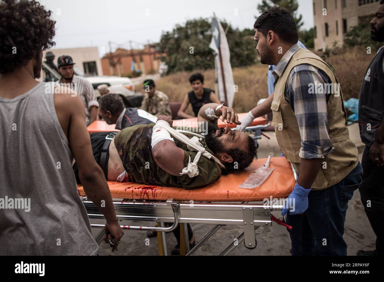 (190521) -- TRIPOLI, le 21 mai 2019 -- Un combattant gouvernemental blessé soutenu par l'ONU est envoyé dans un hôpital de campagne à Salah Al-DIN, en première ligne à Tripoli, en Libye, le 21 mai 2019. Le haut envoyé de l'ONU pour la Libye a averti mardi que le pays arabe est au bord d'une guerre civile qui pourrait conduire à une division permanente. LIBYE-TRIPOLI-CONFLIT AmruxSalahuddien PUBLICATIONxNOTxINxCHN Banque D'Images