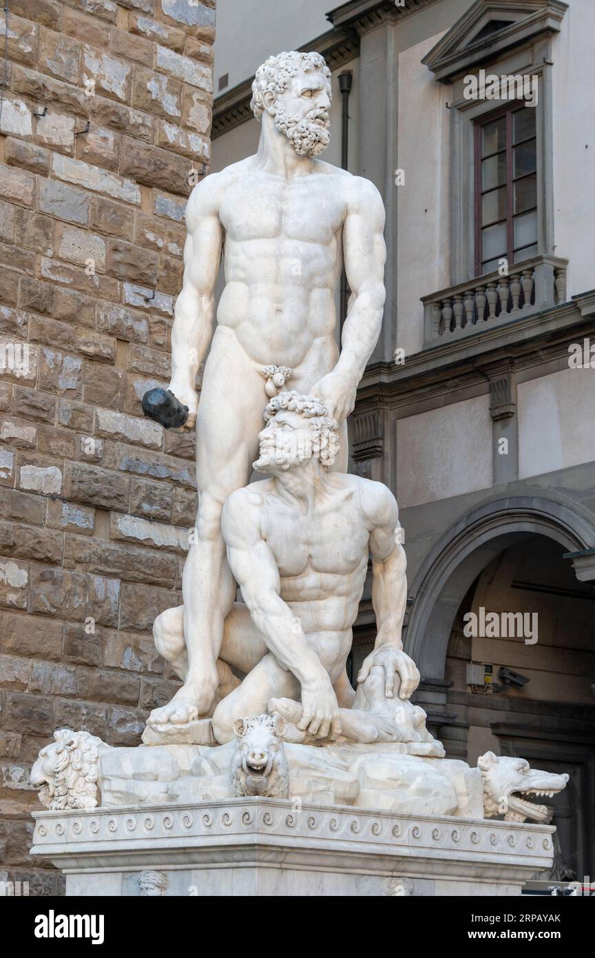 Une sculpture italienne de la Renaissance créée en marbre d'Hercule et de Cacus à l'entrée principale du 13ème siècle Palazzo Vecchio (hôtel de ville de Floren Banque D'Images