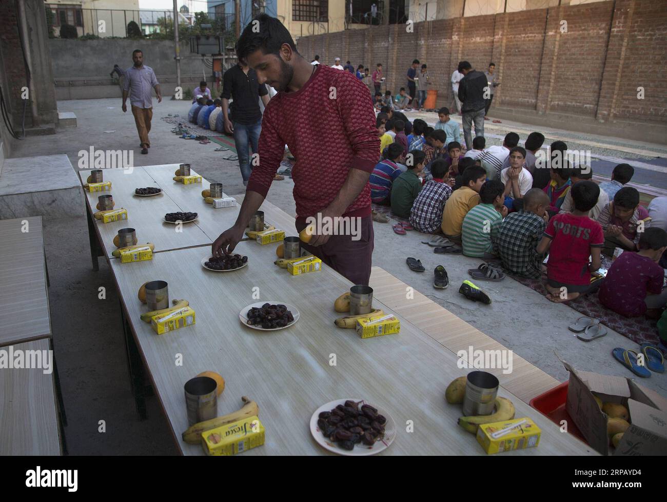 (190522) -- SRINAGAR, le 22 mai 2019 -- Un musulman cachemiri se prépare à l'iftar, ou repas rapide, dans un orphelinat lorsque les musulmans rompent leur jeûne pendant le mois sacré du Ramadan à Srinagar, la capitale estivale du Cachemire contrôlé par l'Inde, le 21 mai 2019.) KASHMIR-SRINAGAR-ORPHANS-RAMADHAN JavedxDar PUBLICATIONxNOTxINxCHN Banque D'Images