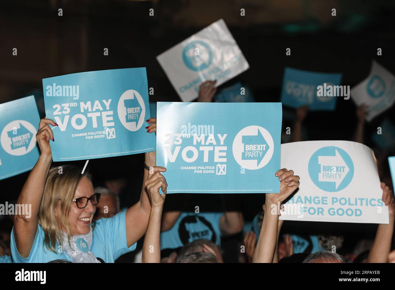 (190522) -- LONDRES, 22 mai 2019 (Xinhua) -- des personnes assistent à un événement de campagne du Brexit Party pour les prochaines élections au Parlement européen à Londres, en Grande-Bretagne, le 21 mai 2019. (Xinhua/Han Yan) GRANDE-BRETAGNE-LONDRES-BREXIT RASSEMBLEMENT PUBLICATIONxNOTxINxCHN Banque D'Images