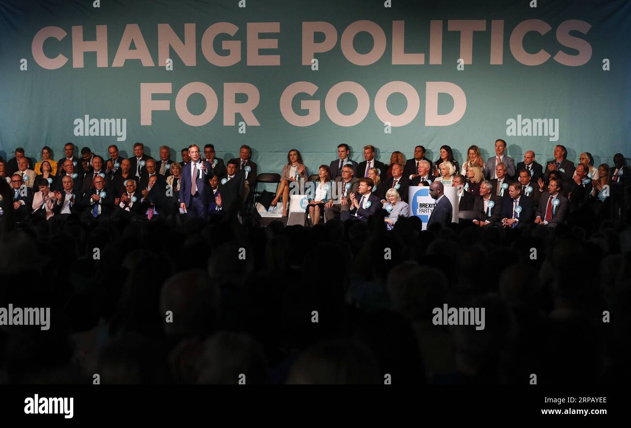 (190522) -- LONDRES, 22 mai 2019 (Xinhua) -- Nigel Farage, chef du parti Brexit, s'adresse à un événement de campagne du parti Brexit pour les prochaines élections au Parlement européen à Londres, en Grande-Bretagne, le 21 mai 2019. (Xinhua/Han Yan) GRANDE-BRETAGNE-LONDRES-BREXIT RASSEMBLEMENT PUBLICATIONxNOTxINxCHN Banque D'Images