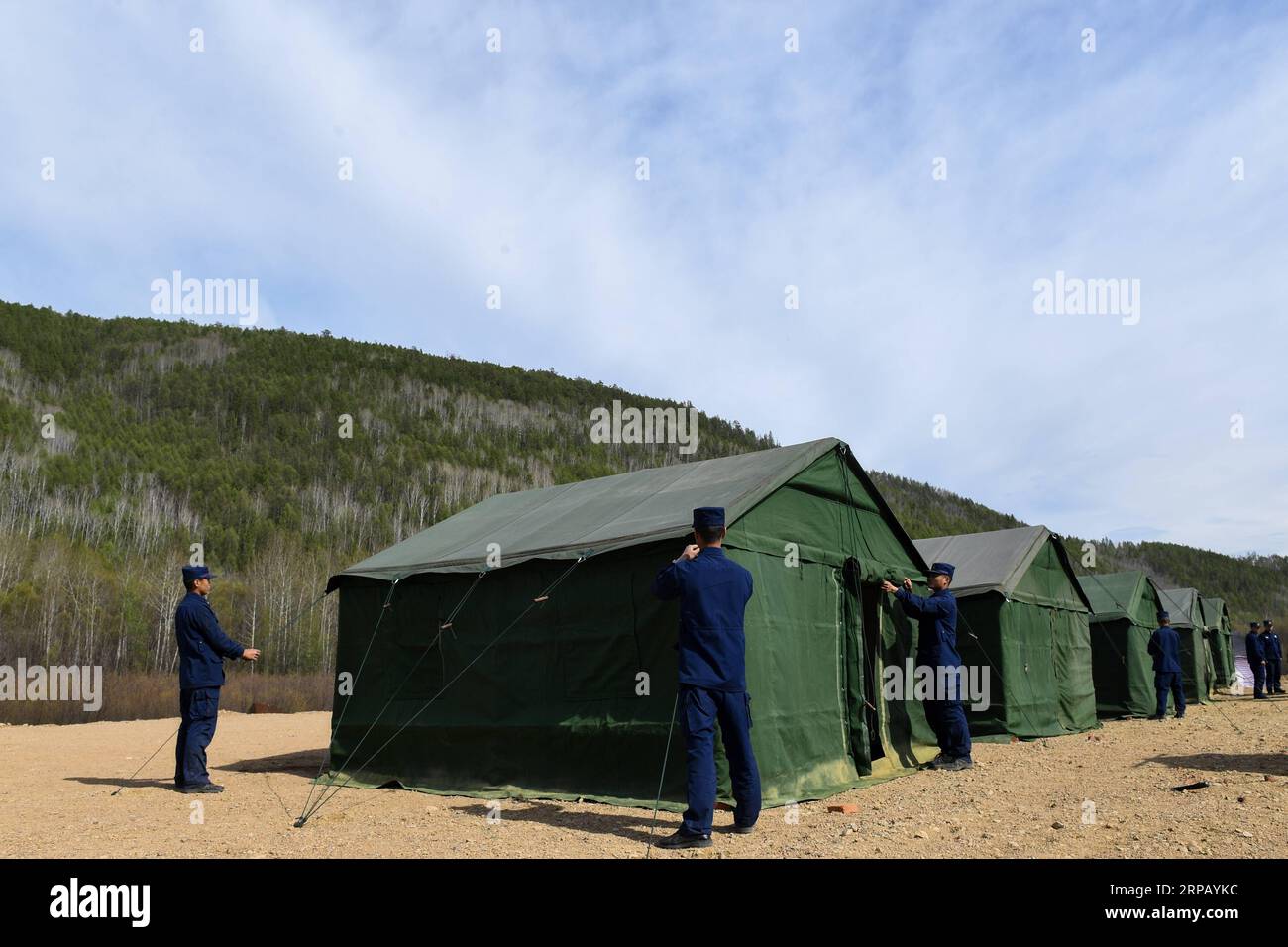 (190522) -- HULUNBUIR, 22 mai 2019 (Xinhua) -- des pompiers forestiers ont installé des tentes au cours d'une mission estivale de prévention des incendies de trois mois dans une zone forestière au nord des monts Khingan à Hulunbuir, dans la région autonome de Mongolie intérieure du nord de la Chine, le 21 mai 2019. (Xinhua/Liu Lei) CHINE-MONGOLIE INTÉRIEURE-POMPIERS FORESTIERS (CN) PUBLICATIONxNOTxINxCHN Banque D'Images