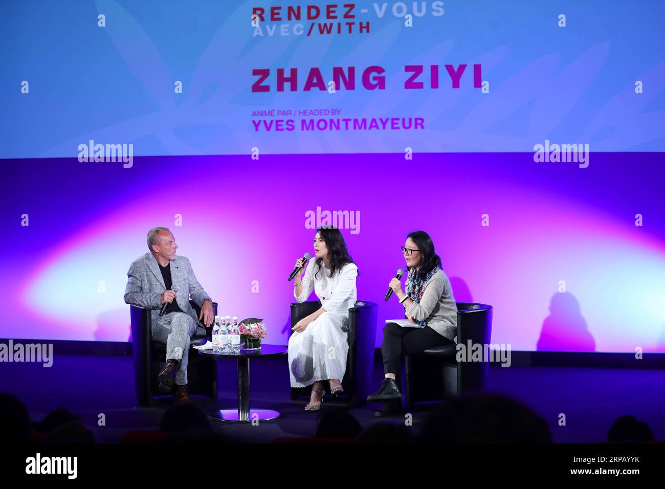 (190523) -- CANNES, 23 mai 2019 (Xinhua) -- l'actrice chinoise Zhang Ziyi (C) assiste à la masterclass du 72e Festival de Cannes à Cannes, France, le 22 mai 2019. Zhang Ziyi a été invitée à parler de sa carrière lors de la masterclass de cette année avec l acteur américain Sylvester Stallone, l acteur français Alain Delon et le réalisateur danois Nicolas Winding Refn. Le 72e Festival de Cannes se tient du 14 au 25 mai. (Xinhua/Zhang Cheng) FRANCE-CANNES-FILM FESTIVAL-ZHANG ZIYI PUBLICATIONxNOTxINxCHN Banque D'Images