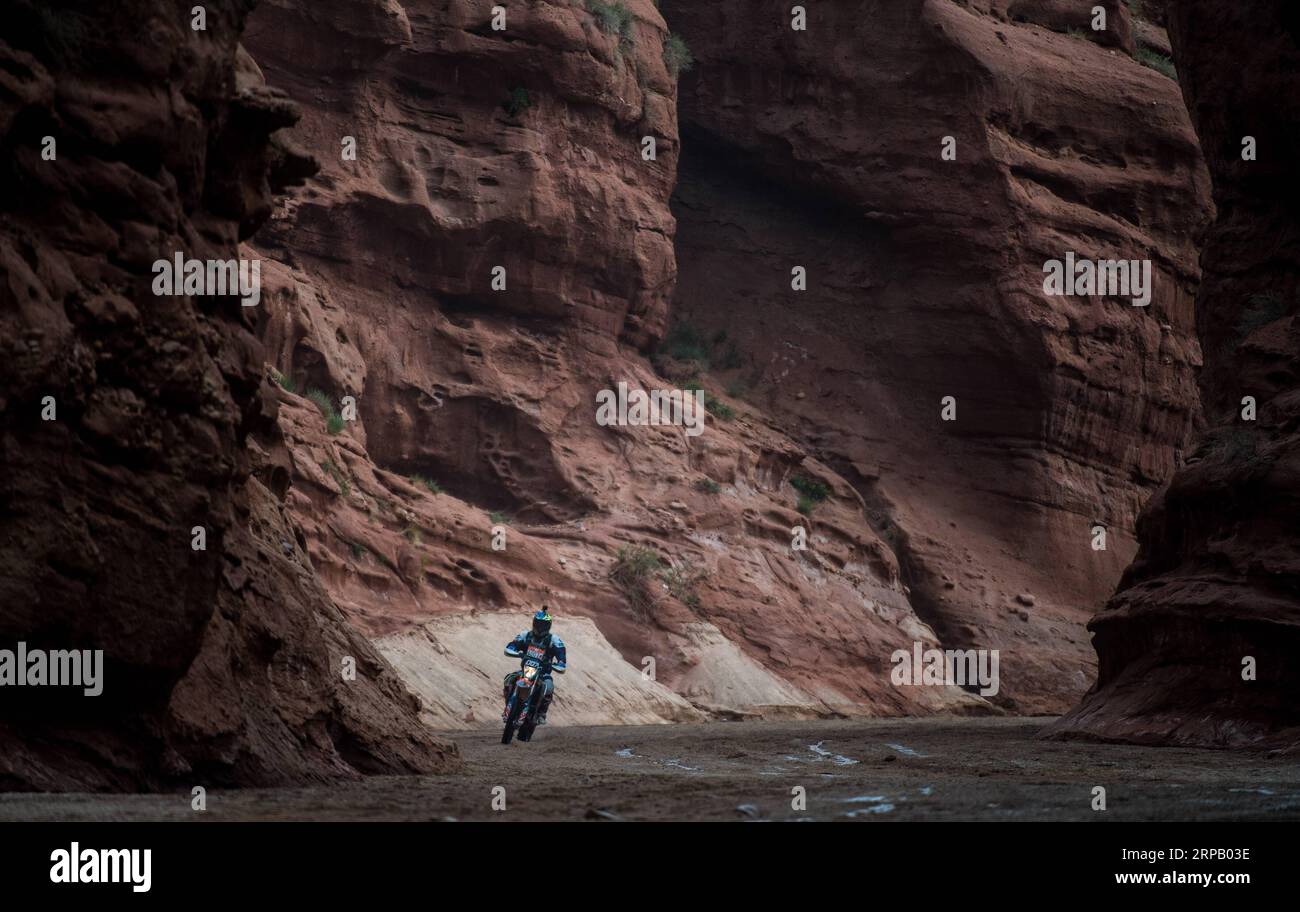 (190523) -- PÉKIN, 23 mai 2019 (Xinhua) -- Zakir Yhep de l'équipe Wu Bao participe à la première étape du Taklimakan Rally qui s'est tenue dans la région autonome ouygur du Xinjiang du nord-ouest de la Chine, le 21 mai 2019. Prenant son envol dimanche soir à Aksu, dans le Xinjiang, le Rallye Taklimakan 2019 attire 228 concurrents et se terminera à Hotan le 2 juin. Plus de 101 voitures et 26 motos sont en compétition sur le parcours de 5 000 km avec le désert de Taklimakan, le deuxième plus grand désert à la dérive au monde dans le sud du Xinjiang. (Xinhua/Jiang Wenyao) PHOTOS XINHUA DU JOUR PUBLICATIONxNOTxINxCHN Banque D'Images
