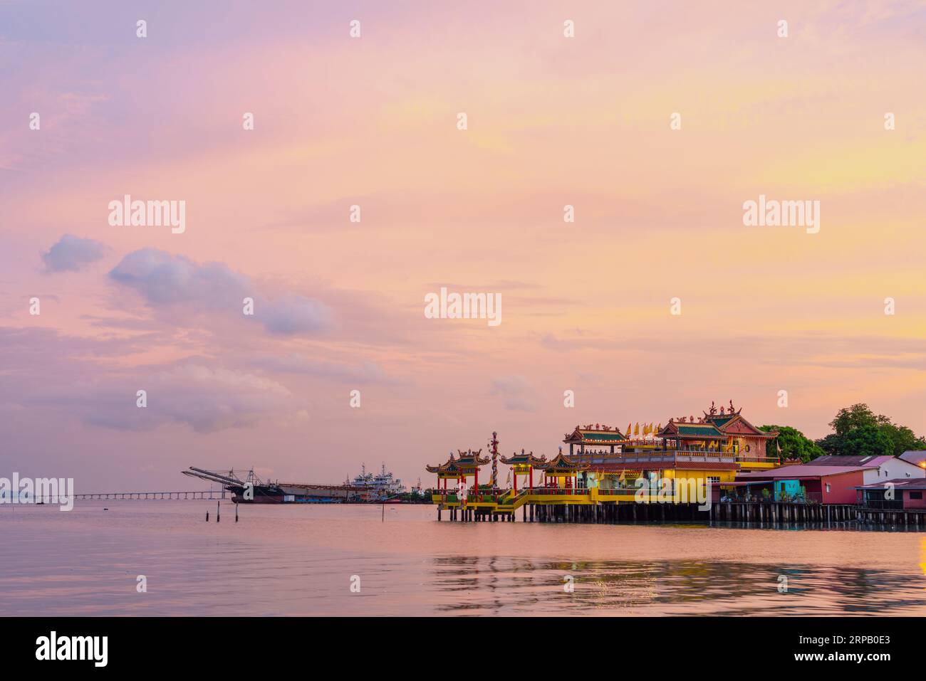Georgetown Yeoh Jetty vieux temple et coucher de soleil paysage marin sur l'île de Penang, Malaisie Banque D'Images