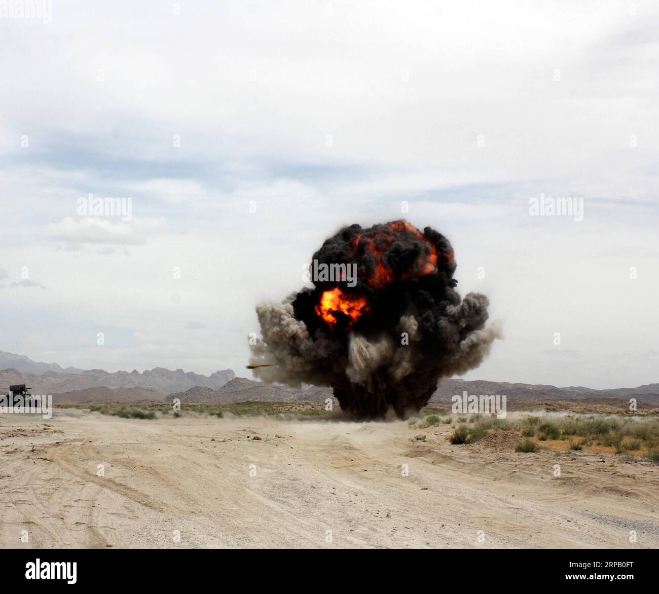 190523 -- KANDAHAR, le 23 mai 2019 -- une photo prise le 22 mai 2019 montre que de la fumée monte après avoir désamorcé une mine terrestre lors d'une opération militaire contre des militants talibans dans le district de Shahwalikot, dans la province de Kandahar, en Afghanistan. AFGHANISTAN-KANDAHAR-OPÉRATION MILITAIRE SanaulahxSeiam PUBLICATIONxNOTxINxCHN Banque D'Images