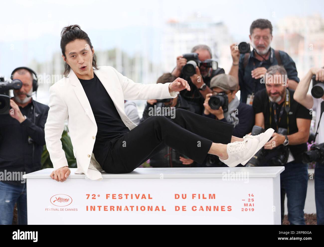 (190523) -- CANNES, 23 mai 2019 (Xinhua) -- l'acteur Kim Sung-Kyu pose lors d'un photocall pour le Gangster, le COP, le Diable au 72e Festival de Cannes à Cannes, France, le 23 mai 2019. (Xinhua/Gao Jing) FRANCE-CANNES-FILM FESTIVAL- LE GANGSTER, LE flic, LE DIABLE PUBLICATIONxNOTxINxCHN Banque D'Images