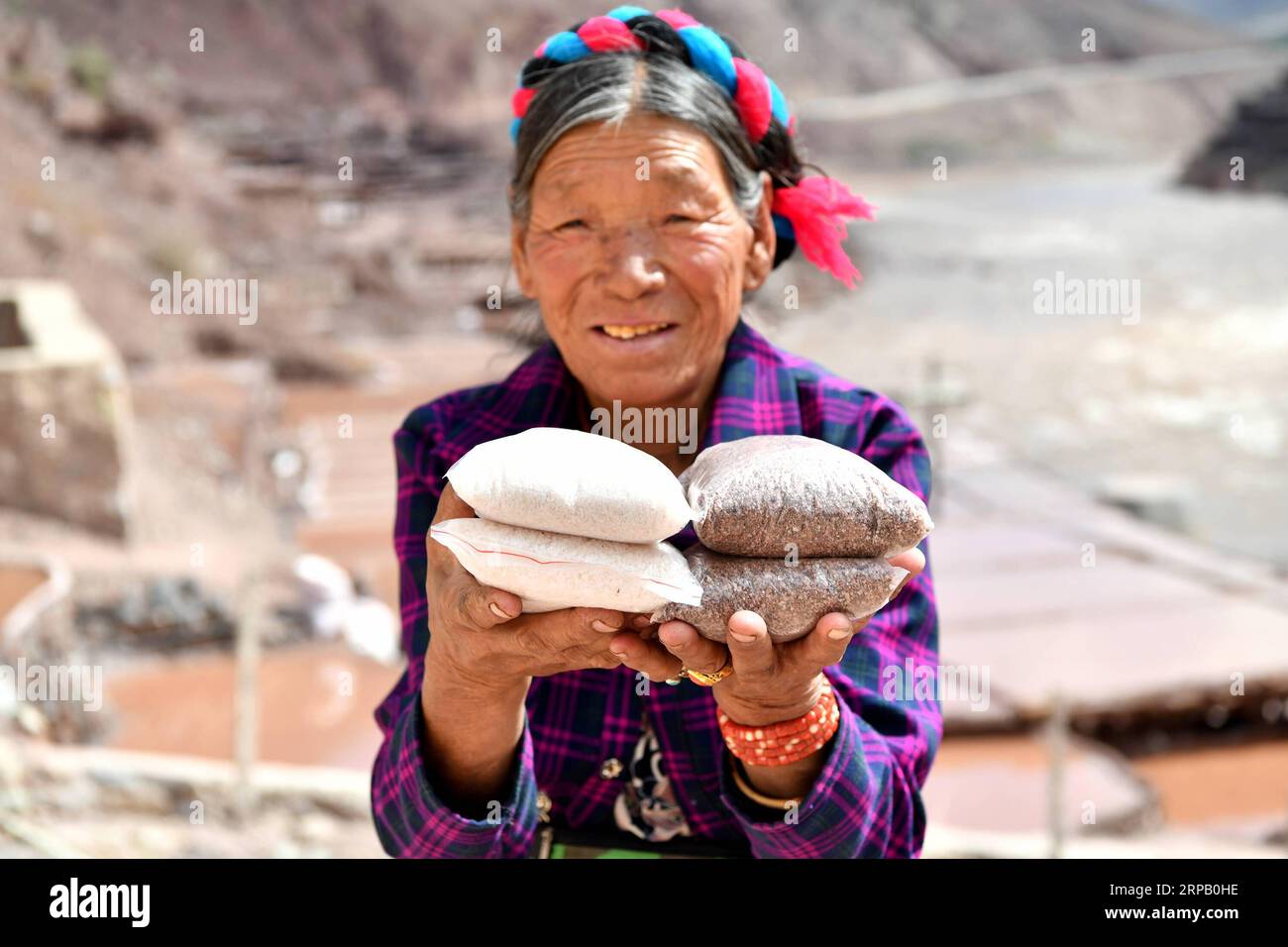 (190523) -- LHASSA, 23 mai 2019 (Xinhua) -- Un villageois montre des produits salés dans le comté de Mangkam, dans la région autonome du Tibet du sud-ouest de la Chine, le 22 mai 2019. Une ancienne technique de production de sel depuis la dynastie Tang (618-907) est bien conservée dans le comté de Mangkam. Les populations locales suivent une méthode de récolte du sel en recueillant les saumures des mines de sel et des étangs et en les évaporant au soleil jusqu'à cristallisation. (Xinhua/Li Xin) CHINE-TIBET-MANGKAM-PRODUCTION DE SEL (CN) PUBLICATIONxNOTxINxCHN Banque D'Images