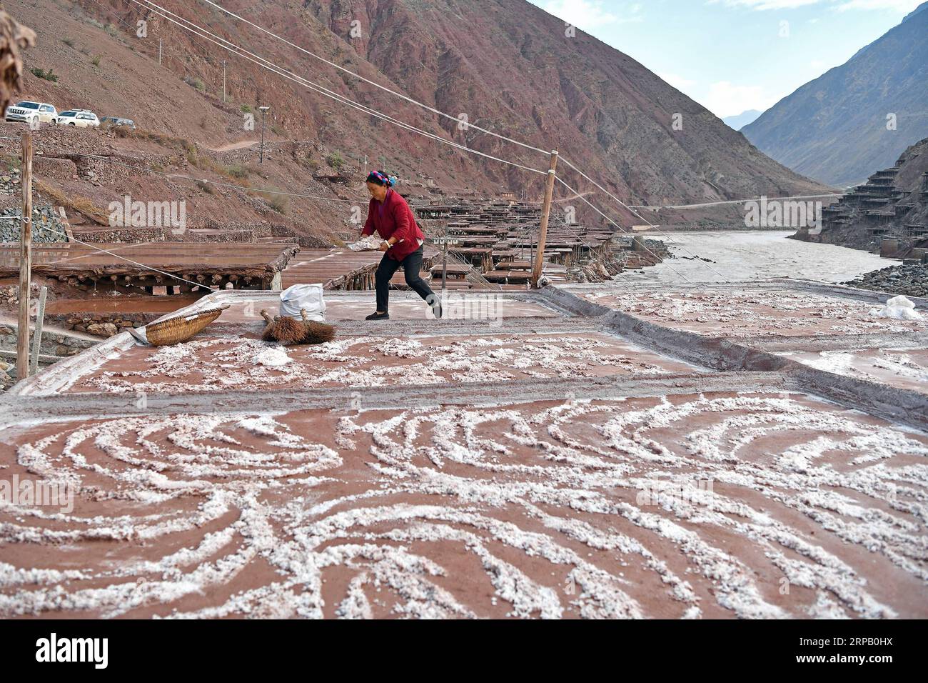 (190523) -- LHASSA, 23 mai 2019 (Xinhua) -- Un villageois recueille du sel dans un champ salin dans le comté de Mangkam, dans la région autonome du Tibet du Sud-Ouest de la Chine, le 22 mai 2019. Une ancienne technique de production de sel depuis la dynastie Tang (618-907) est bien conservée dans le comté de Mangkam. Les populations locales suivent une méthode de récolte du sel en recueillant les saumures des mines de sel et des étangs et en les évaporant au soleil jusqu'à cristallisation. (Xinhua/Li Xin) CHINE-TIBET-MANGKAM-PRODUCTION DE SEL (CN) PUBLICATIONxNOTxINxCHN Banque D'Images