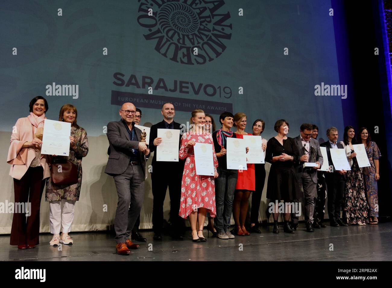 (190525) -- SARAJEVO, 25 mai 2019 -- des représentants récompensés posent pour des photos lors de la cérémonie de remise des prix du Musée européen de l'année (EMYA) à Sarajevo, Bosnie-Herzégovine, le 25 mai 2019. Le Rijksmuseum Boerhaave à Leyde aux pays-Bas a été déclaré Musée européen de l'année en 2019. Les résultats ont été annoncés lors de la cérémonie de clôture des Prix du Musée européen de l année (EMYA) samedi soir à Sarajevo, capitale de la Bosnie-Herzégovine. BOSNIE-HERZÉGOVINE-SARAJEVO-MUSÉE EUROPÉEN DE L'ANNÉE-PRIX NEDIMXGRABOVICA PUBLICATIONXNOTXINXCHN Banque D'Images