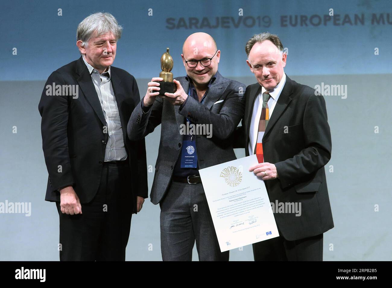 (190525) -- SARAJEVO, 25 mai 2019 -- Amito Haarhuis (C), directeur du Rijksmuseum Boerhaave à Leiden (pays-Bas), reçoit le prix du Musée européen de l'année lors de la cérémonie de remise des Prix du Musée européen de l'année (EMYA) à Sarajevo, Bosnie-Herzégovine, le 25 mai 2019. Le Rijksmuseum Boerhaave à Leyde aux pays-Bas a été déclaré Musée européen de l'année en 2019. Les résultats ont été annoncés lors de la cérémonie de clôture des Prix du Musée européen de l année (EMYA) samedi soir à Sarajevo, capitale de la Bosnie-Herzégovine. BOSNIE-HERZÉGOVINE-S Banque D'Images