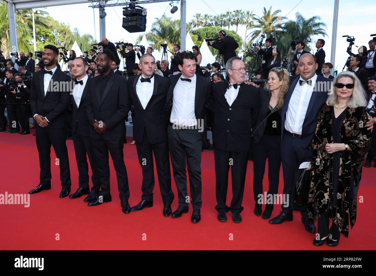(190526) -- CANNES, 26 mai 2019 (Xinhua) -- les acteurs du film les Misérables posent sur le tapis rouge de la cérémonie de clôture du 72e Festival de Cannes, à Cannes, France, le 25 mai 2019. Le rideau de la 72e édition du Festival de Cannes est tombé samedi soir, le film sud-coréen parasite remportant cette année le plus prestigieux prix, la Palme d Or. (Xinhua/Zhang Cheng) FRANCE-CANNES-FESTIVAL-CLÔTURE PUBLICATIONxNOTxINxCHN Banque D'Images