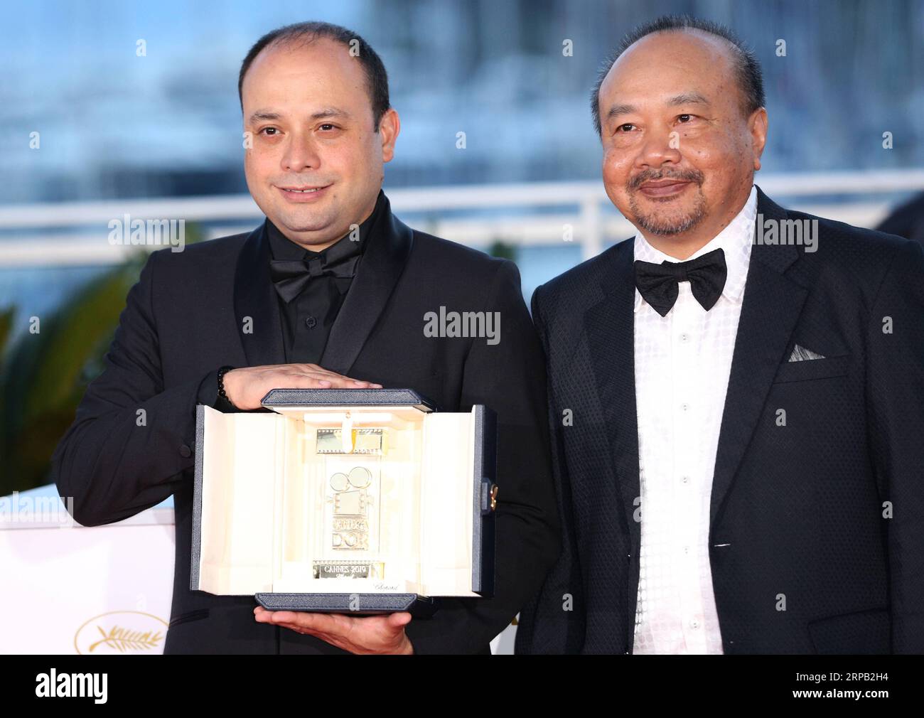 (190526) -- CANNES, 26 mai 2019 (Xinhua) -- Cesar Diaz (L), lauréat du prix Camera d or pour le film Nuestras Madres pose avec le président du jury Camera d or Rithy Panh lors d'un photocall au 72e Festival de Cannes à Cannes, France, le 25 mai 2019. Le rideau de la 72e édition du Festival de Cannes est tombé samedi soir, le film sud-coréen parasite remportant cette année le plus prestigieux prix, la Palme d Or. (Xinhua/Gao Jing) FRANCE-CANNES-FESTIVAL-AWARDS PUBLICATIONxNOTxINxCHN Banque D'Images