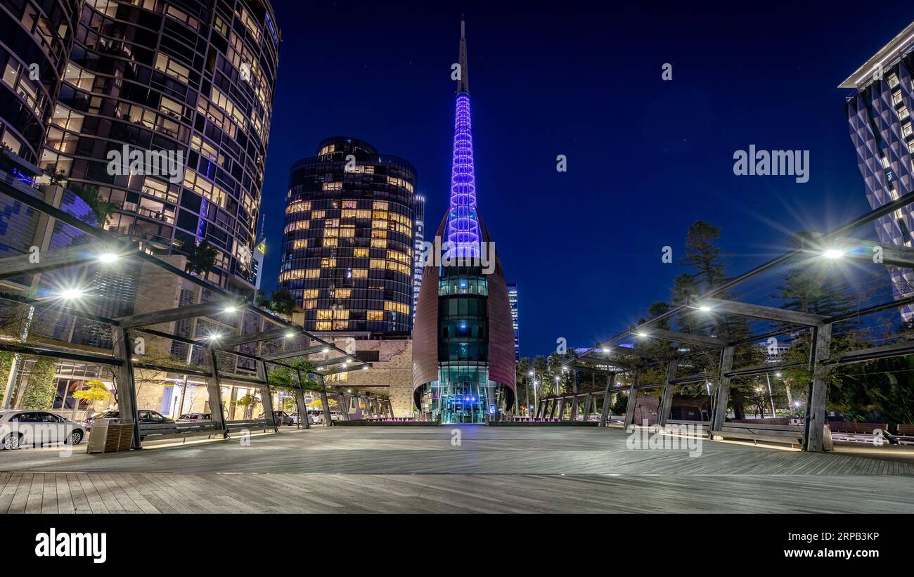 Perth, WA, Australie - le bâtiment de la tour de la cloche illuminé la nuit Banque D'Images