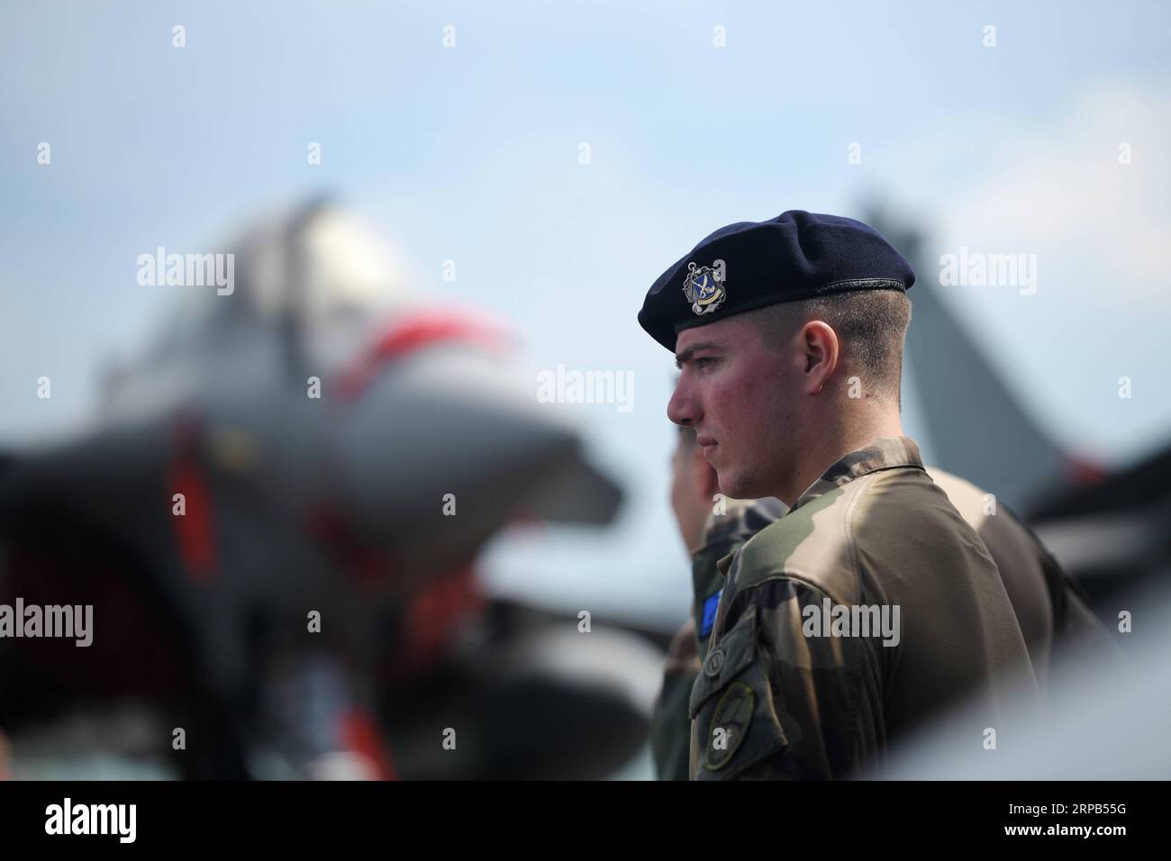 (190528) -- SINGAPOUR, le 28 mai 2019 -- des soldats inspectent à bord du porte-avions français Charles de Gaulle amarré à la base navale de Changi, Singapour, le 28 mai 2019.) SINGAPOUR-FRANCE-MARITIME-DEFENCE ThenxChihxWey PUBLICATIONxNOTxINxCHN Banque D'Images