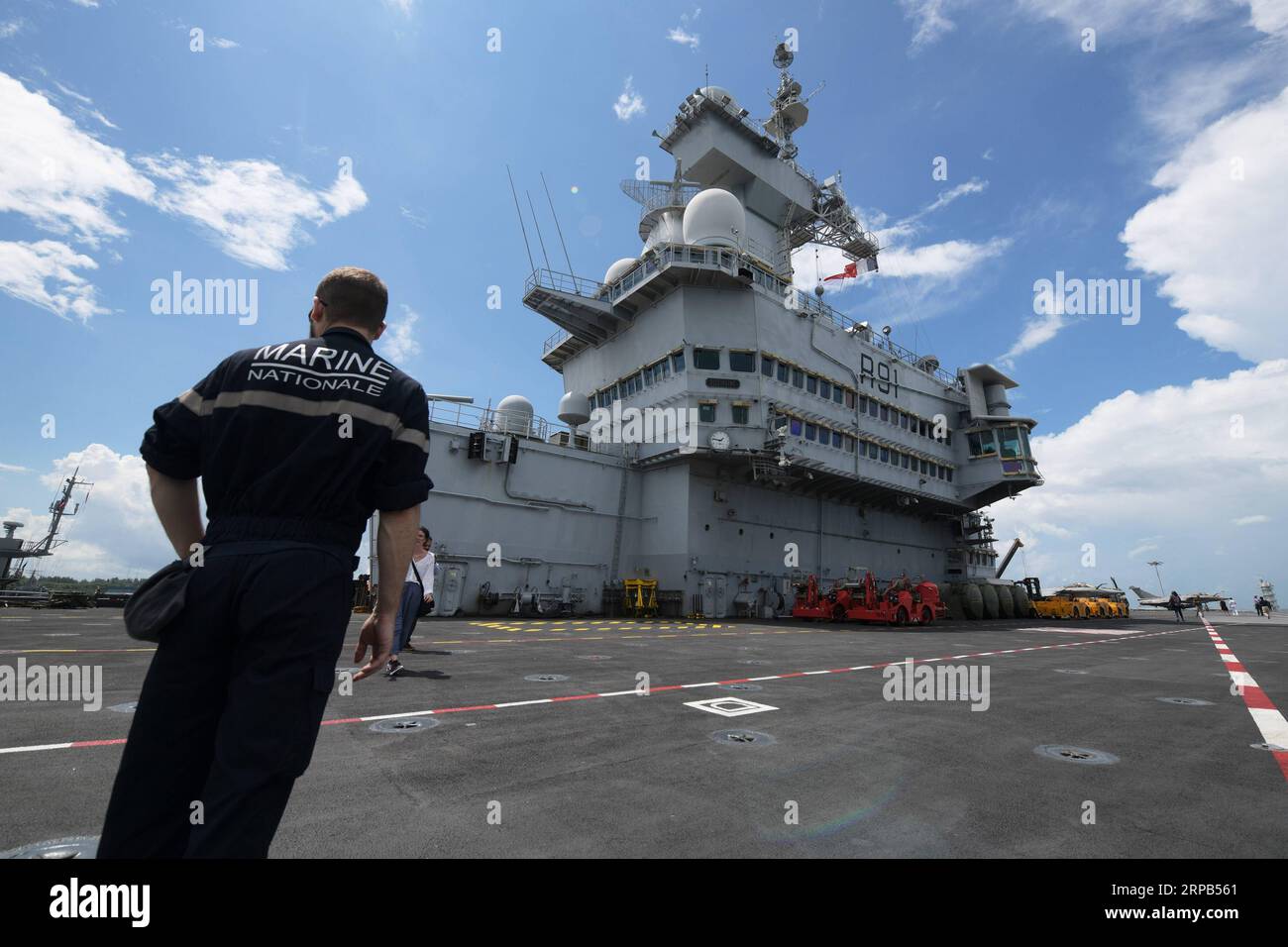 (190528) -- SINGAPOUR, le 28 mai 2019 -- Un soldat est vu à bord du porte-avions français Charles de Gaulle amarré à la base navale de Changi, Singapour, le 28 mai 2019.) SINGAPOUR-FRANCE-MARITIME-DEFENCE ThenxChihxWey PUBLICATIONxNOTxINxCHN Banque D'Images