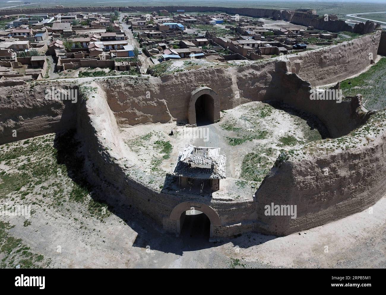 (190528) -- JINGTAI, 28 mai 2019 (Xinhua) -- une photo aérienne prise le 28 mai 2019 montre la porte sud et la barbacane de l'ancienne ville de Yongtai dans le comté de Jingtai de Baiyin, dans le nord-ouest de la Chine, dans la province du Gansu. La construction de la ville antique de Yongtai a commencé au début du 17e siècle et le complexe était autrefois une forteresse militaire. Entourée par des structures murales de 12 mètres totalisant 1,7 kilomètres de longueur, la ville antique de Yongtai ressemble à une tortue vue d'en haut et est ainsi surnommée la ville des tortues. En 2006, elle a été répertoriée comme unité de protection des reliques culturelles clés au niveau de l'État. (Xinhua/Ma Ning) CH Banque D'Images