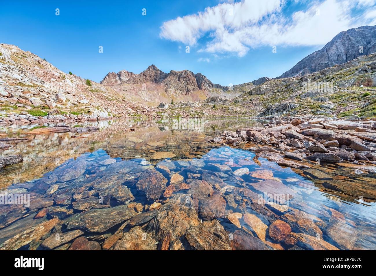 Lac Terre Rouge dans le Parc National du Mercantour en France Banque D'Images