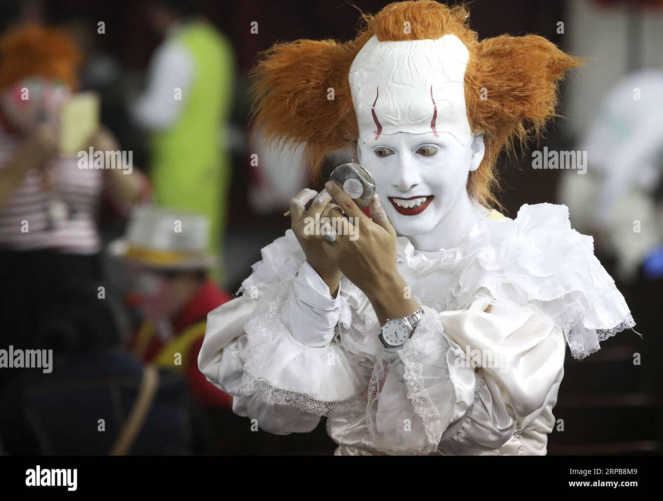 (190601) -- BEIJING, 1 juin 2019 (Xinhua) -- Un clown se prépare à participer à un défilé pendant les célébrations de la Journée du clown au Pérou à Lima, Pérou le 25 mai 2019. (Xinhua) Portraits de mai 2019 PUBLICATIONxNOTxINxCHN Banque D'Images