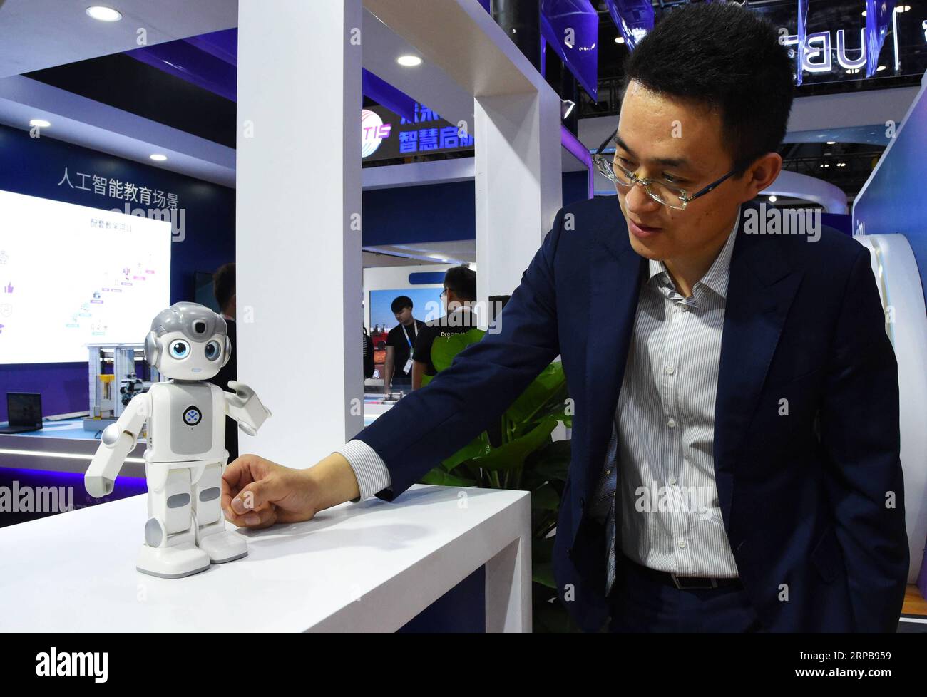 (190601) -- BEIJING, 1 juin 2019 (Xinhua) -- Un homme interagit avec un robot intelligent portable lors de la Foire internationale du commerce des services de Chine 2019 (CIFTIS) à Beijing, capitale de la Chine, le 28 mai 2019. (Xinhua/Ren Chao) titres de Xinhua : l'usine mondiale se tourne vers la non-fabrication pour le développement de Leapfrog PUBLICATIONxNOTxINxCHN Banque D'Images