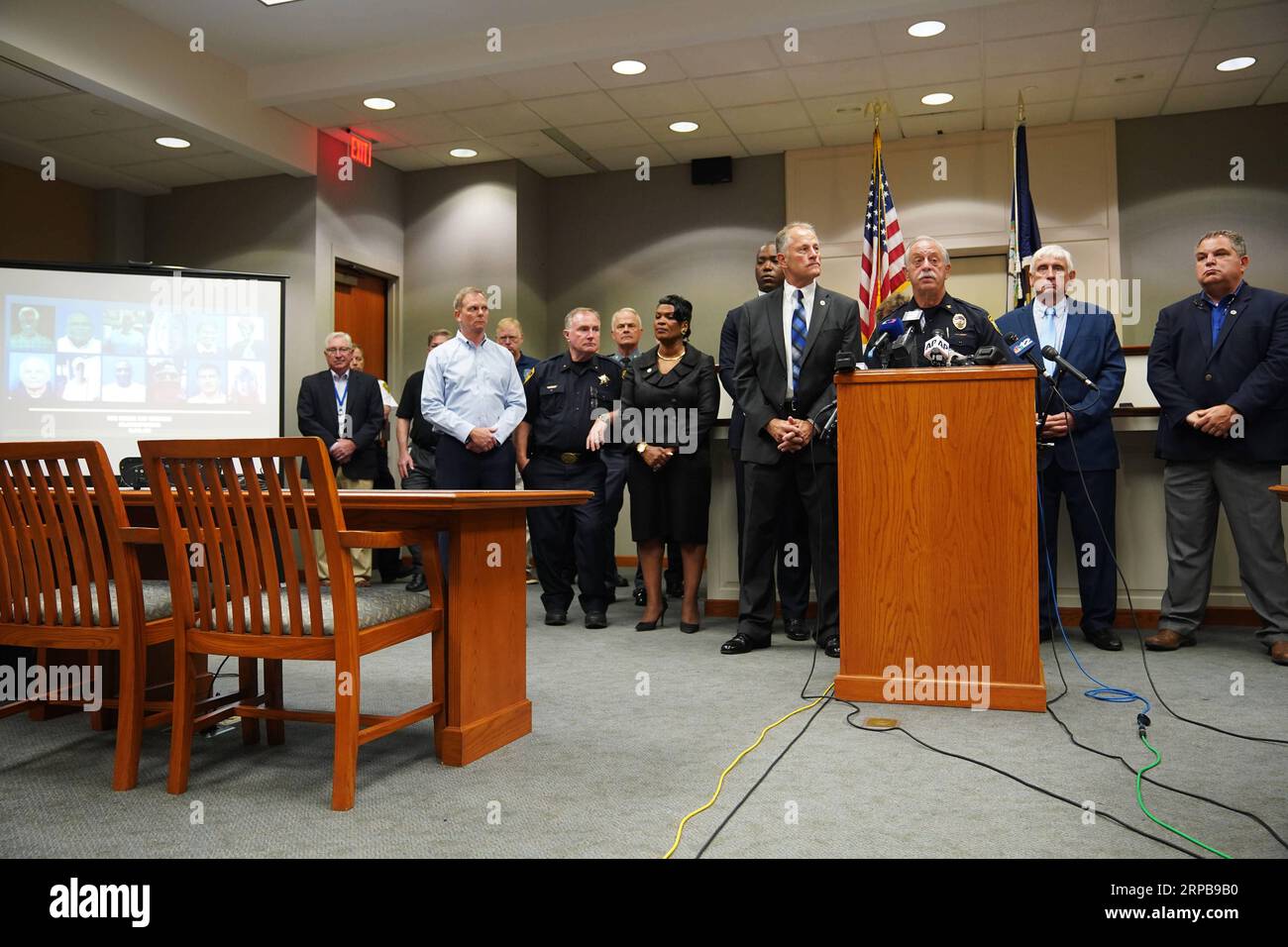 (190601) -- WASHINGTON D.C., 1 juin 2019 (Xinhua) -- le chef de la police de Virginia Beach, Jim Cervera (3rd R), prend la parole lors d'une conférence de presse à Virginia Beach, Virginie, États-Unis, le 1 juin 2019. Le tireur qui a tué 12 personnes dans une fusillade de masse à Virginia Beach, dans l'est des États-Unis, l'État de Virginie, vendredi, a été identifié comme étant DeWayne Craddock, un employé de la ville de 15 ans, a déclaré la police locale samedi. (Xinhua/Liu Jie) US-VIRGINIA-MASS SHOOTING PUBLICATIONxNOTxINxCHN Banque D'Images