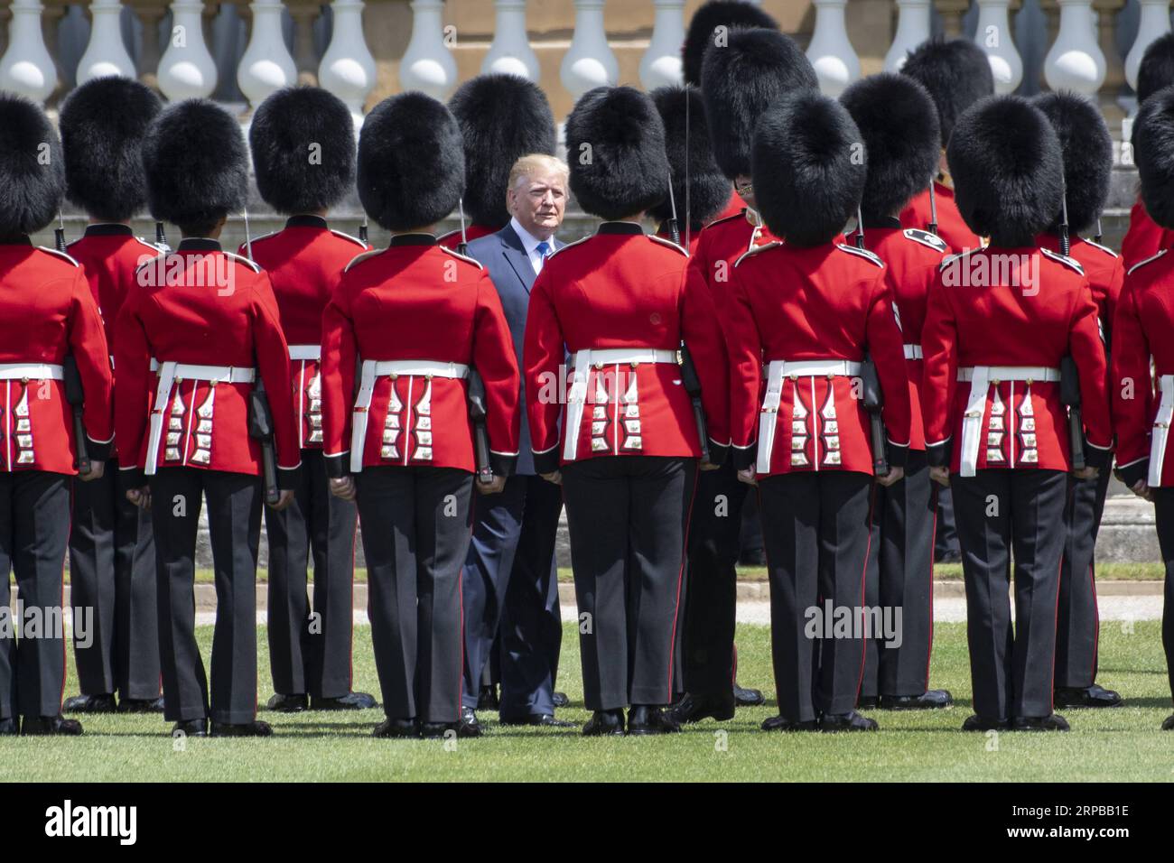 (190603) -- LONDRES, le 3 juin 2019 -- le président américain Donald Trump (C) assiste à une cérémonie de bienvenue au palais de Buckingham à Londres, en Grande-Bretagne, le 3 juin 2019. Le président américain Donald Trump est arrivé à Londres lundi pour commencer sa visite d'État de trois jours en Grande-Bretagne alors que des manifestations généralisées contre lui sont prévues. ROYAUME-UNI-LONDRES-États-Unis-PRÉSIDENT-VISITE RayxTang PUBLICATIONxNOTxINxCHN Banque D'Images