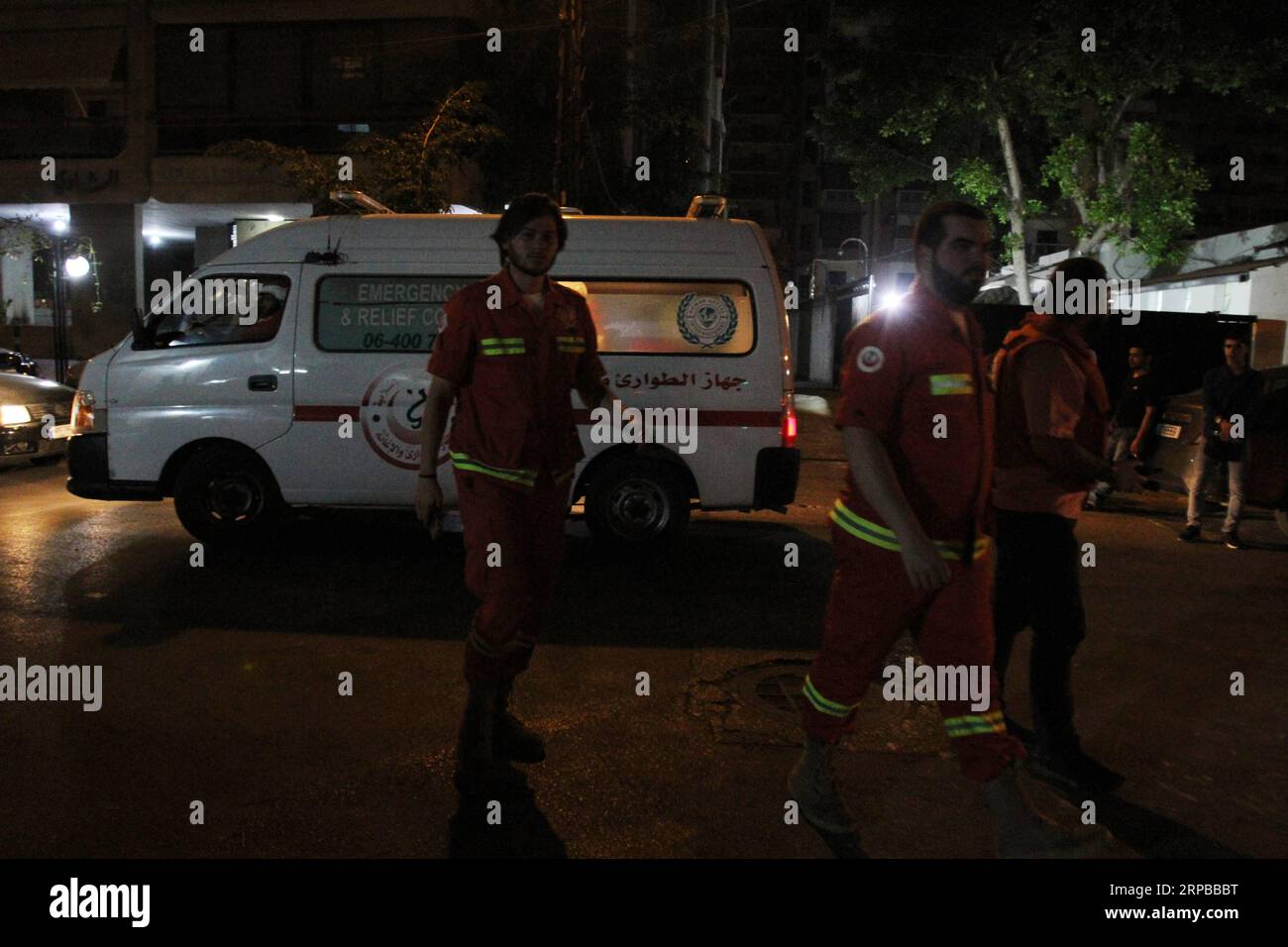 (190604) -- BEYROUTH, le 4 juin 2019 -- les premiers intervenants arrivent sur le site de l'attaque dans une rue de Tripoli, au nord du Liban, le 4 juin 2019. Trois membres des forces de sécurité libanaises ont été tués et un civil blessé lundi dans des attaques armées à Tripoli. ) LIBAN-TRIPOLI-ATTAQUE-TUÉ Khalid PUBLICATIONxNOTxINxCHN Banque D'Images