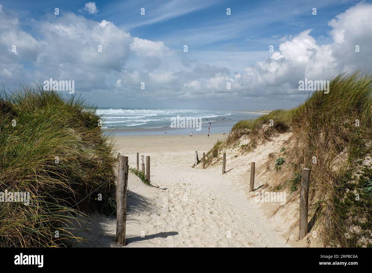 Arrivée par les dunes à Plage de la torche. Banque D'Images