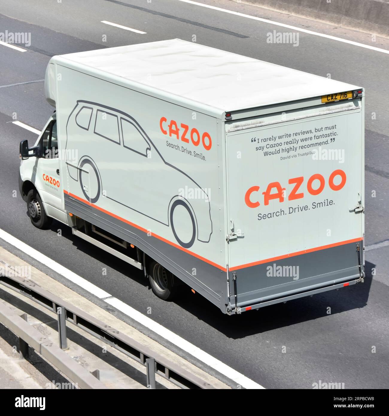 Cazoo ventes et livraison de voitures utilisant la publicité de transporteur de véhicules commerciaux unique sur le côté et l'arrière conduite sur la route d'autoroute M25 en Angleterre Royaume-Uni Banque D'Images