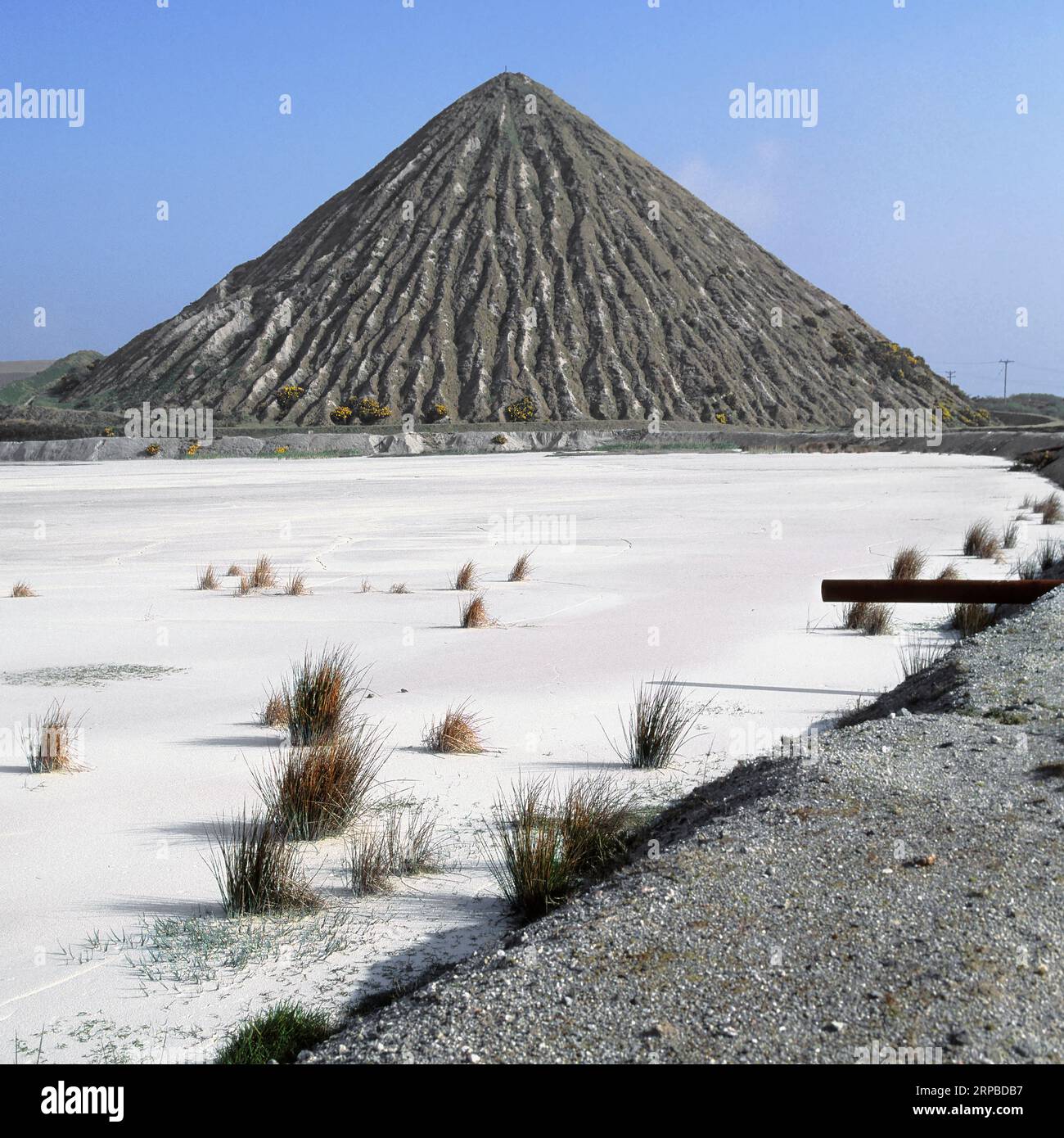 Photo d'archive historique de 2002 de Carluddon Tip* une 'Pyramide Cornish', monticule de déchets de l'industrie de l'argile de chine près de St Austell avec lac de boue blanche UK Banque D'Images