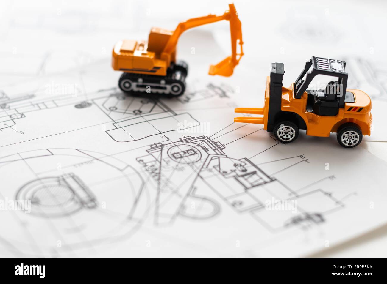 La machine de construction de jouet construit le modèle de la maison aux dessins. Banque D'Images