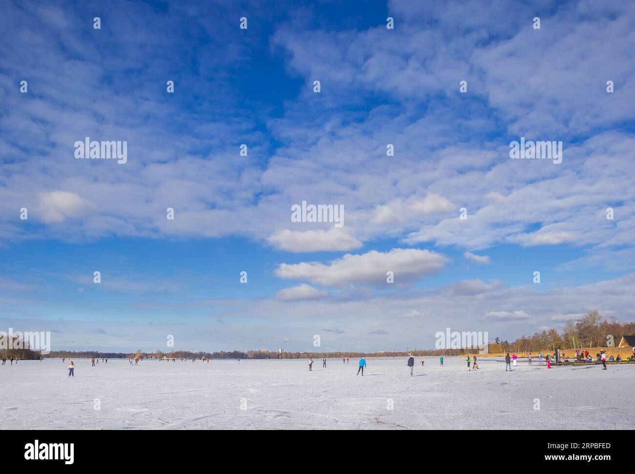 Patinage sur le lac Paterswoldse Meer à Groningen, pays-Bas Banque D'Images