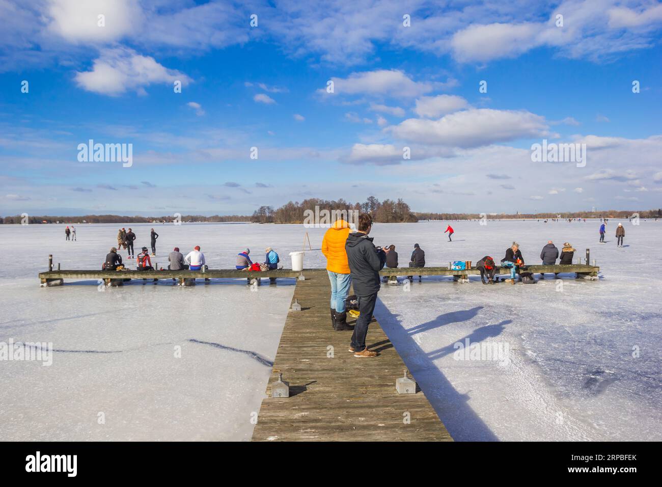 Les gens sur la jetée du lac gelé à Paterswolde, pays-Bas Banque D'Images