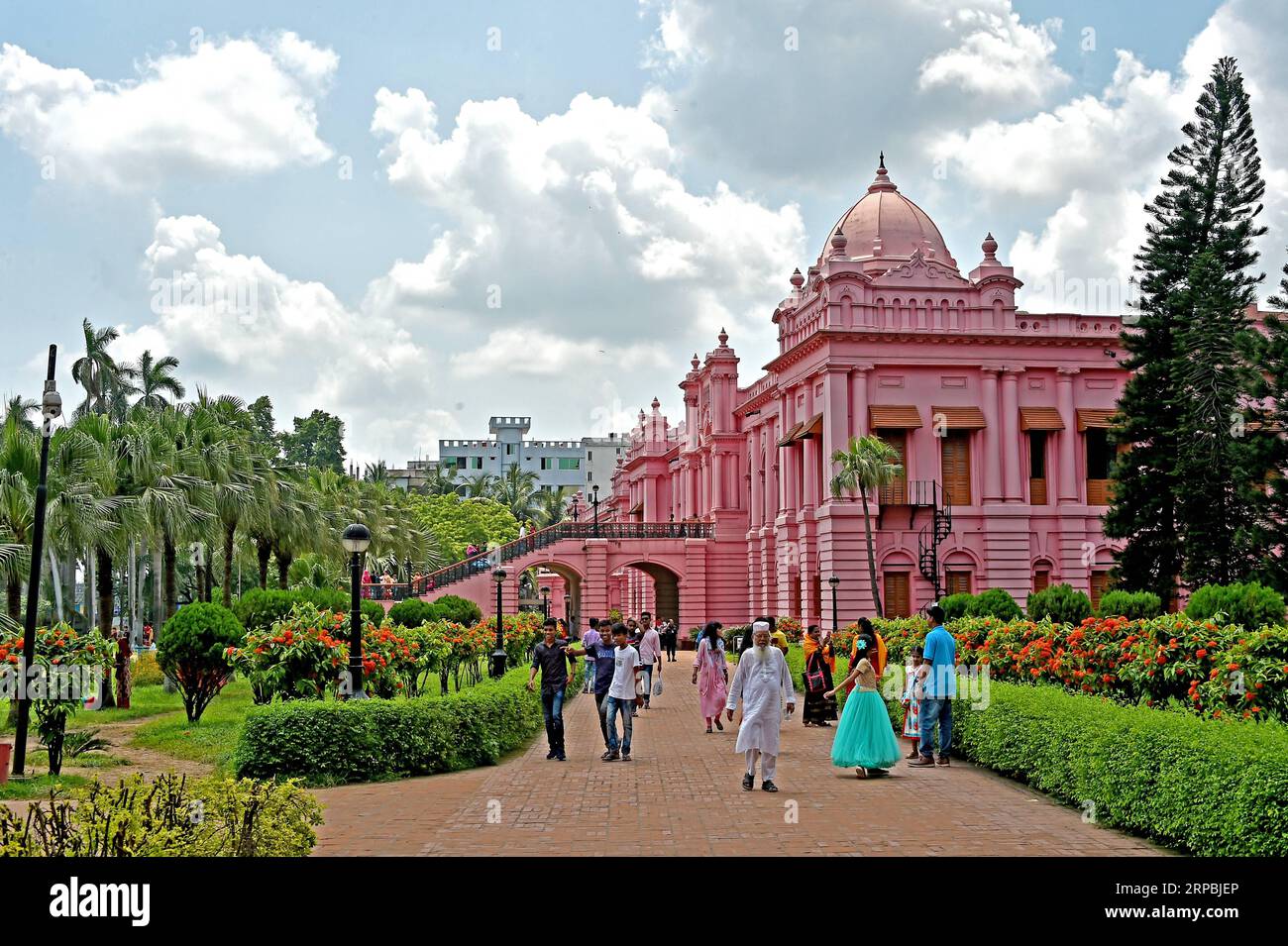 (190610) -- DHAKA, le 10 juin 2019 -- des vacanciers visitent un site historique Ahsan Manzil, palais résidentiel de la famille Dhaka Nawab à Dhaka, Bangladesh, le 10 juin 2019. Salim Reza) BANGLADESH-DHAKA-AHSAN MANZIL-TOURISM Naim-ul-karim PUBLICATIONxNOTxINxCHN Banque D'Images