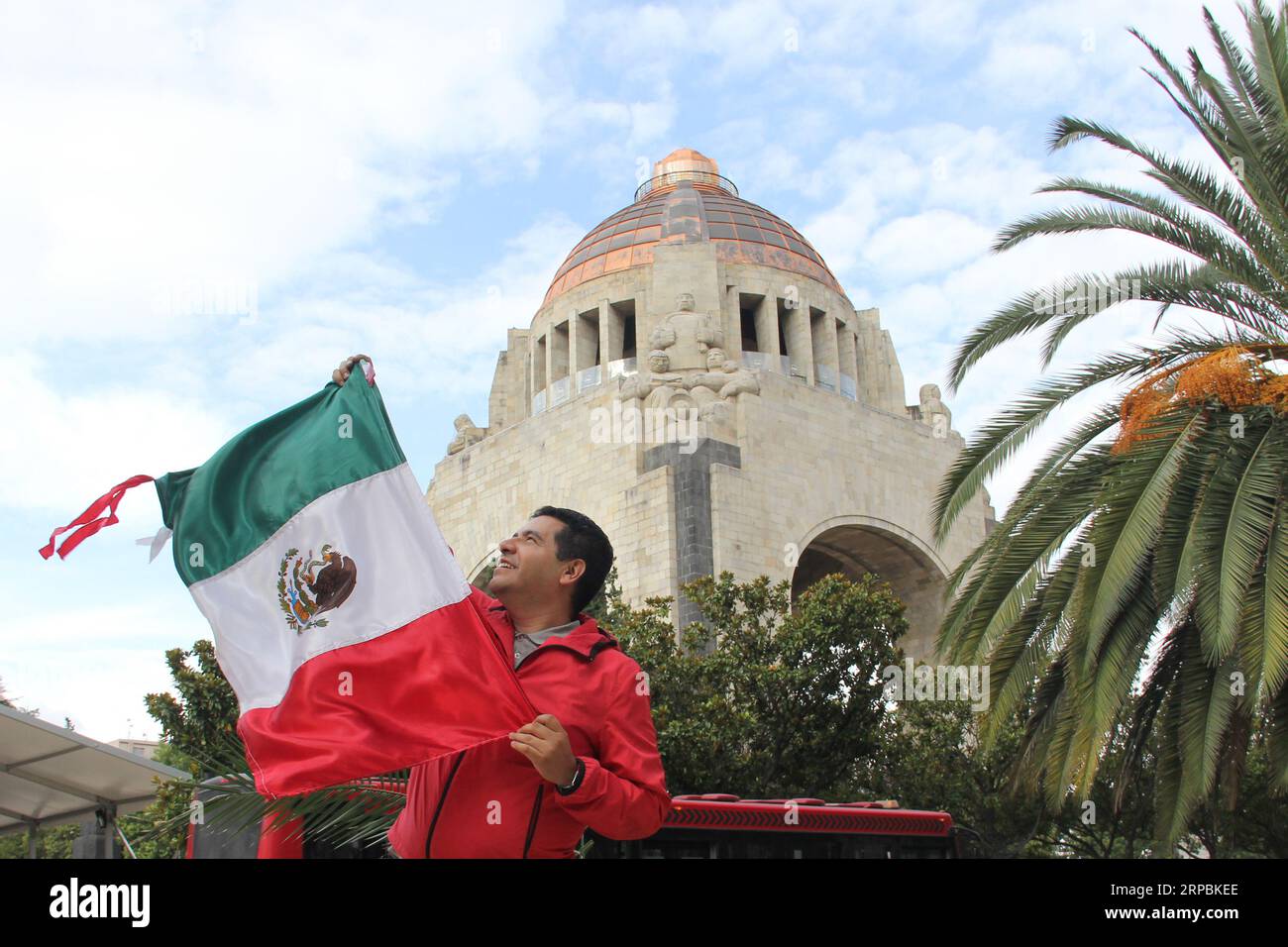 Un homme adulte latino aux cheveux noirs montre le drapeau du mexique fier de la culture et de la tradition de son pays, célèbre le patriotisme mexicain Banque D'Images