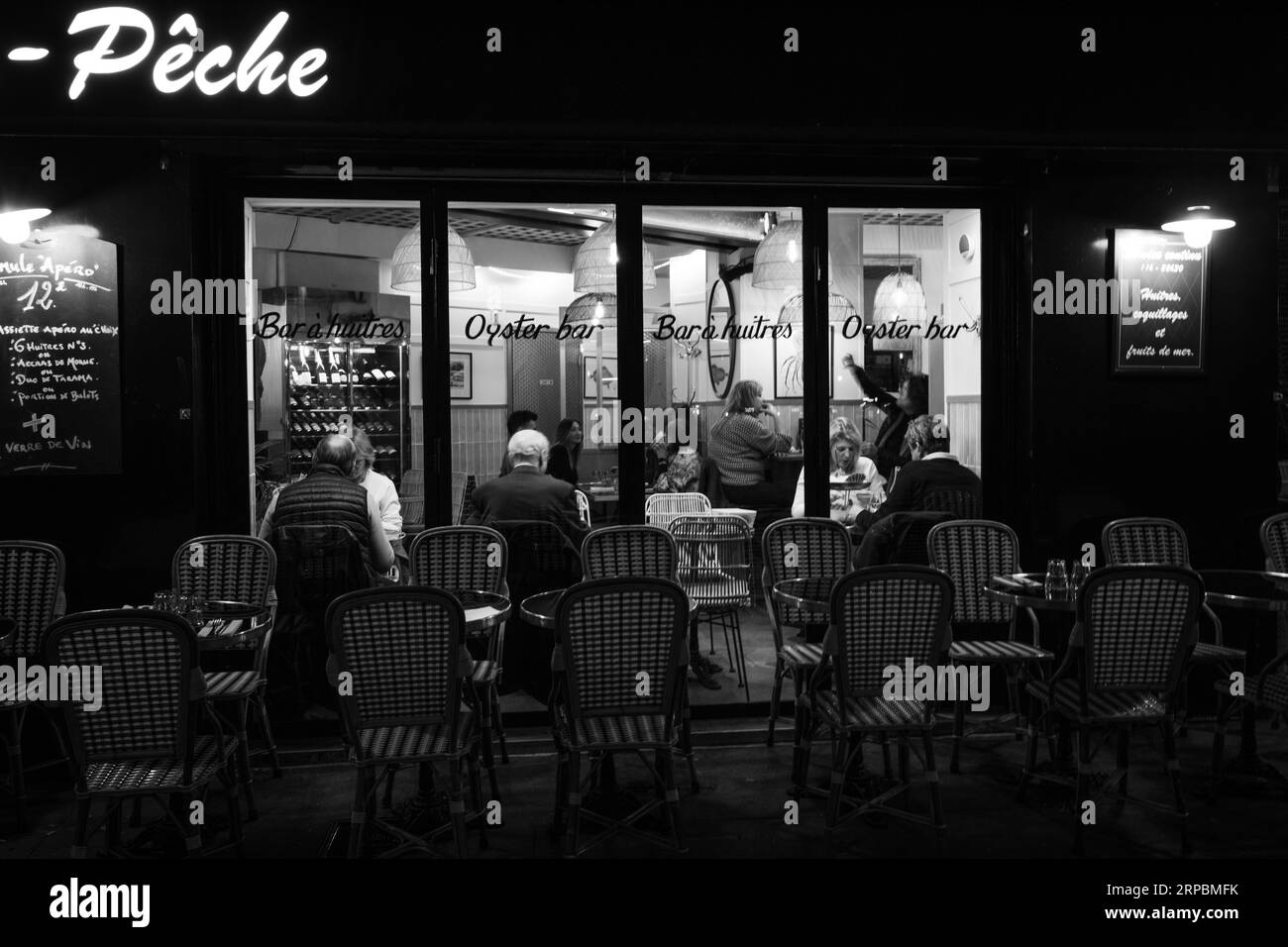 Paris, France - avril 22 2023 : Bar à huîtres classique de Paris la nuit Banque D'Images