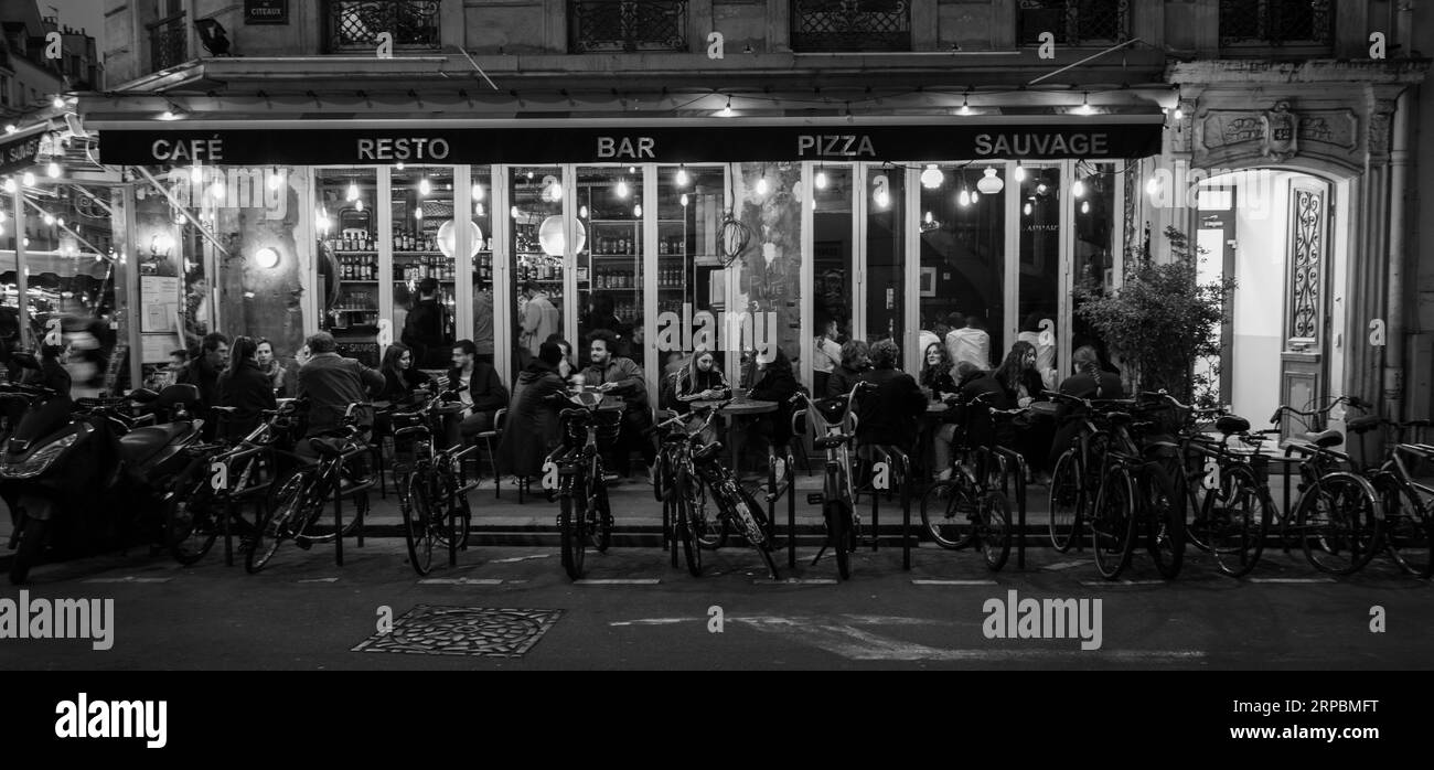 Paris, France - avril 22 2023:vie nocturne du café Paris classique Banque D'Images