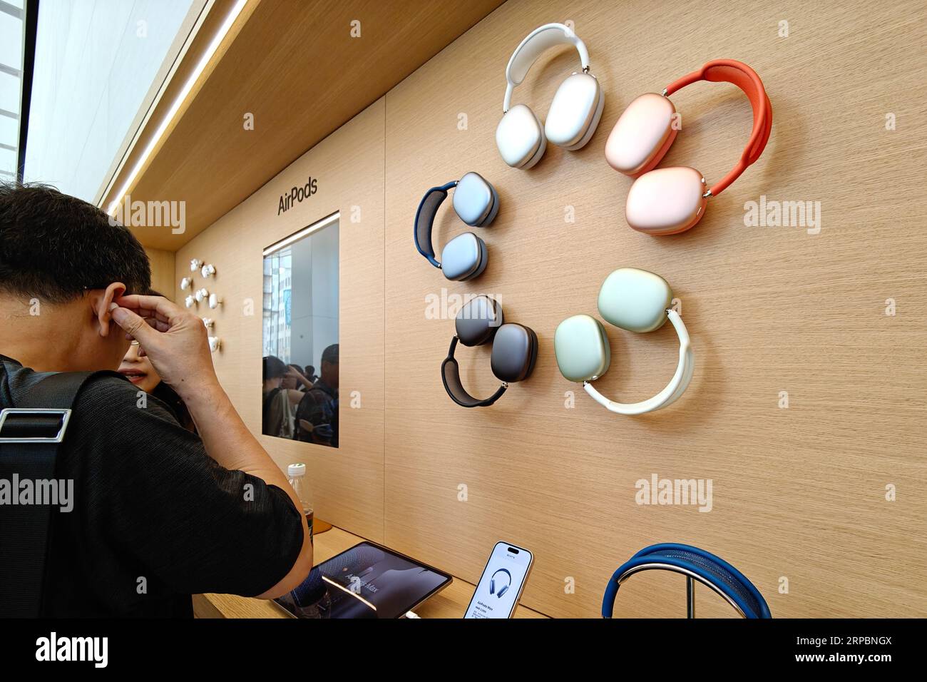 SHANGHAI, CHINE - 4 SEPTEMBRE 2023 - après la rénovation partielle et la mise à niveau de l'Apple Store, écouteurs, homepod, étuis de téléphone, accessoires et o Banque D'Images