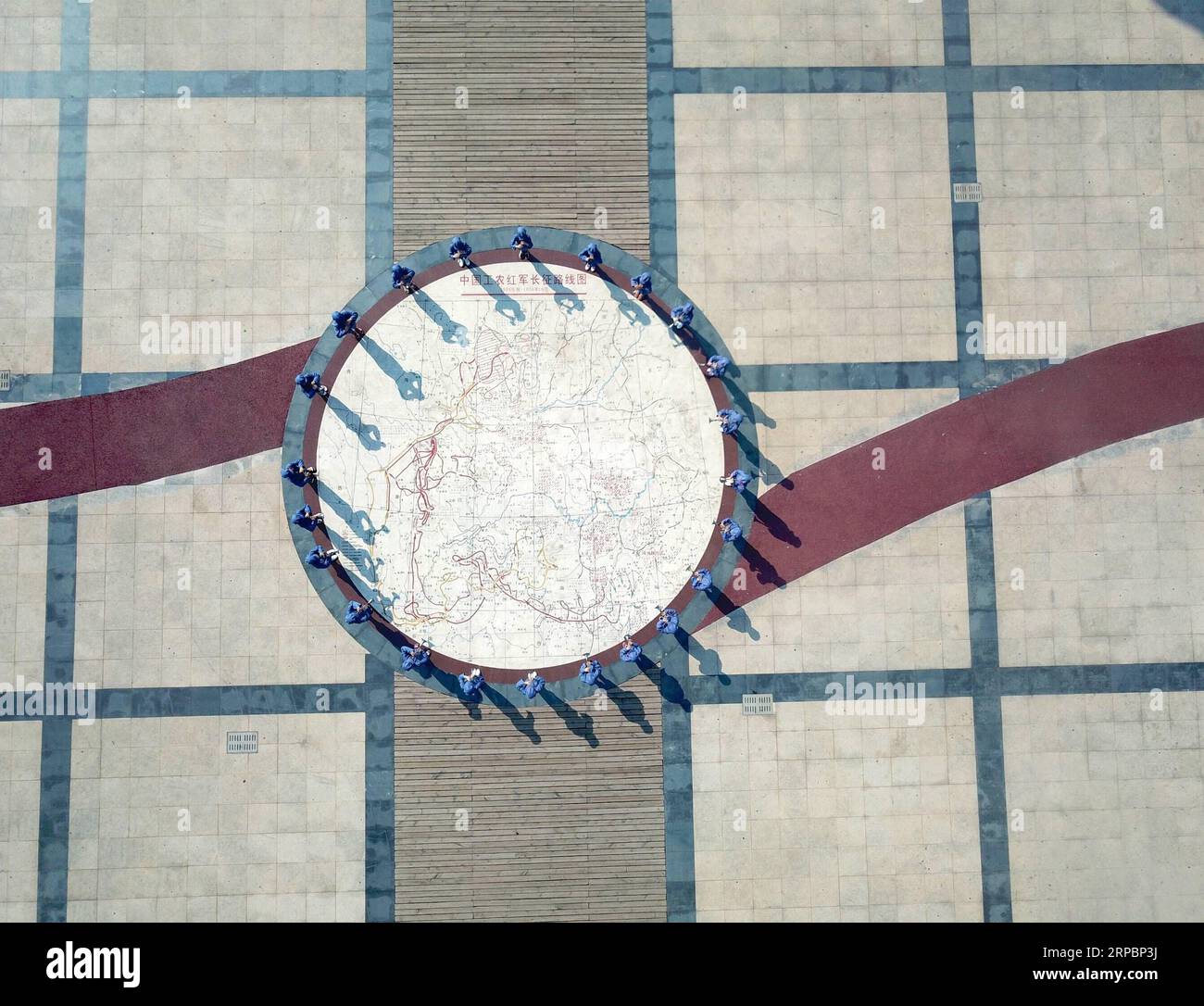 (190613) -- YUDU, 11 juin 2019 (Xinhua) -- des élèves de l'école primaire de Changzhengyuan se produisent pour rendre hommage devant un monument marquant le départ de la longue marche de l'Armée rouge centrale dans le comté de Yudu, dans la province de Jiangxi, dans l'est de la Chine, le 29 septembre 2018. Yudu est le point de départ de la longue marche, une manœuvre militaire menée par les ouvriers et paysans chinois de l'Armée rouge de 1934 à 1936. La Chine a lancé une activité qui amènera les journalistes à retracer le parcours de la longue Marche. L'activité vise à rendre hommage aux martyrs révolutionnaires et à transmettre les traditions de Banque D'Images