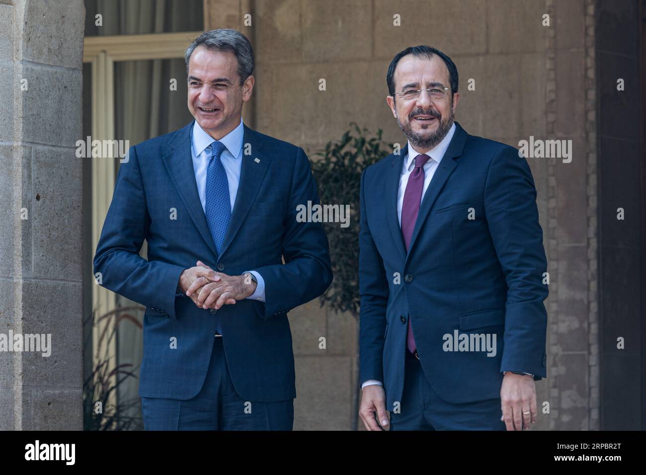 Nicosie, Chypre. 04 septembre 2023. Le Président de Chypre NICOS CHRISTODOULIDES accueille le Premier Ministre de Grèce KYRIAKOS MITSOTAKIS, Nicosie, Chypre, le 4 septembre 2023. Une réunion trilatérale entre le président chypriote Nicos Christodoulides, le Premier ministre grec Kyriakos Mitsotakis et le Premier ministre israélien Benjamin Netanyahu a eu lieu aujourd’hui au Palais présidentiel. (Photo de Kostas Pikoulas/Sipa USA). Crédit : SIPA US/Alamy Live News Banque D'Images