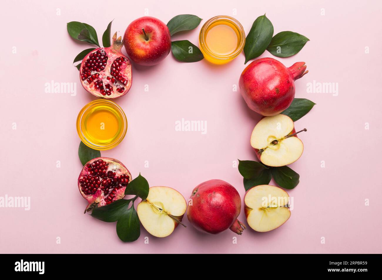 Rosh hashanah concept. Cadre fait de symboles juif vacances du nouvel an traditionnel. Vue de dessus avec espace de copie. Banque D'Images