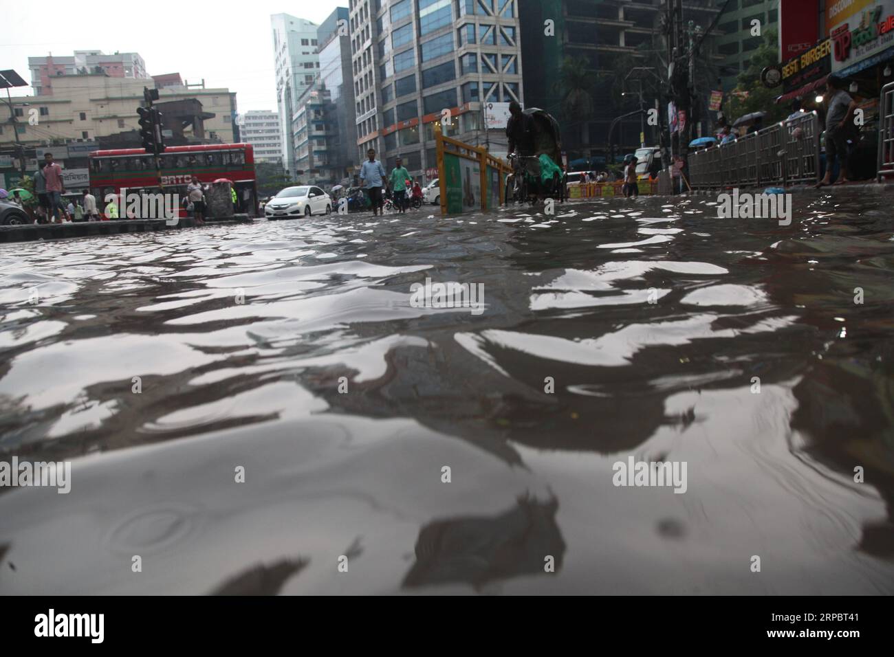 Dhaka, Bangladesh. Le 09 août 2023.. Des Bangladais traversent une rue inondée à Dhaka, au Bangladesh. L'engorgement en eau est devenu un problème permanent f Banque D'Images