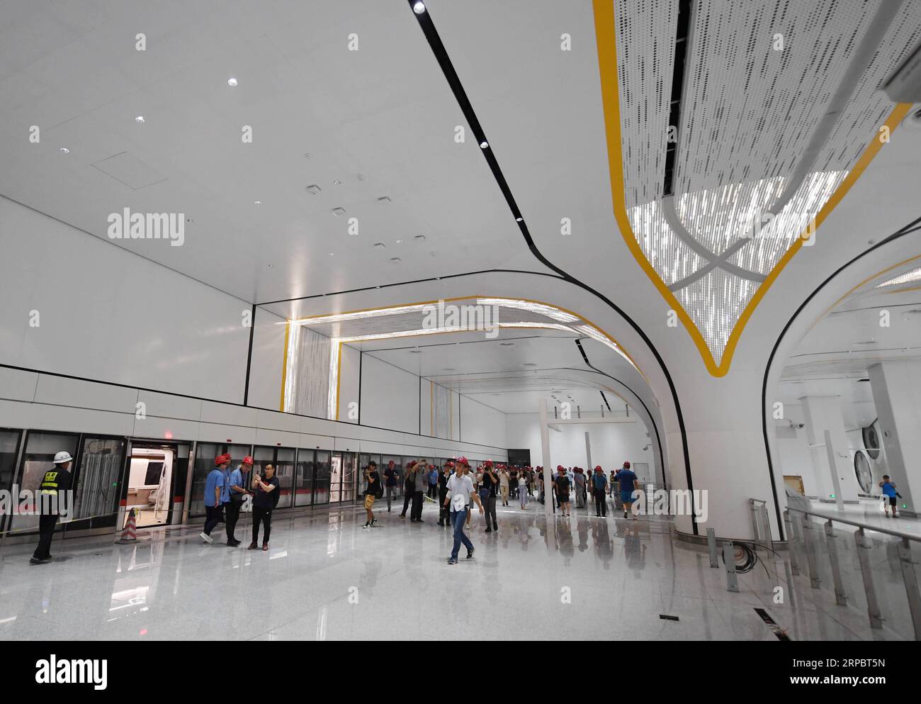(190615) -- PÉKIN, 15 juin 2019 (Xinhua) -- une photo prise le 15 juin 2019 montre une station d'une nouvelle ligne de métro à l'aéroport international Beijing Daxing à Pékin, capitale de la Chine. Les trains autonomes pour la ligne de métro reliant le centre-ville de Pékin à son nouvel aéroport international ont commencé leurs essais samedi, selon les autorités locales. S'étendant sur 41,4 kilomètres, la nouvelle ligne prend en charge le système de pilote automatique et peut fonctionner à une vitesse de 160 km par heure, avec jusqu'à 448 passagers, selon le bureau du siège social de Beijing Major Projects Construction. (Xinhua/Zhang Chenlin) CHINE-BEIJI Banque D'Images