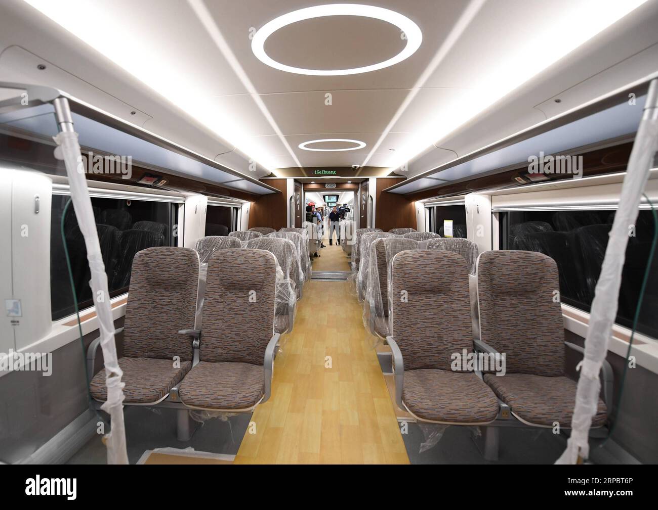 (190615) -- PÉKIN, 15 juin 2019 (Xinhua) -- la photo prise le 15 juin 2019 montre la vue intérieure d'un train de la nouvelle ligne de métro de l'aéroport de Pékin, capitale de la Chine. Les trains autonomes pour la ligne de métro reliant le centre-ville de Pékin à son nouvel aéroport international ont commencé leurs essais samedi, selon les autorités locales. S'étendant sur 41,4 kilomètres, la nouvelle ligne prend en charge le système de pilote automatique et peut fonctionner à une vitesse de 160 km par heure, avec jusqu'à 448 passagers, selon le bureau du siège social de Beijing Major Projects Construction. (Xinhua/Zhang Chenlin) CHINE-PÉKIN-NOUVEAU MÉTRO DE L'AÉROPORT Banque D'Images